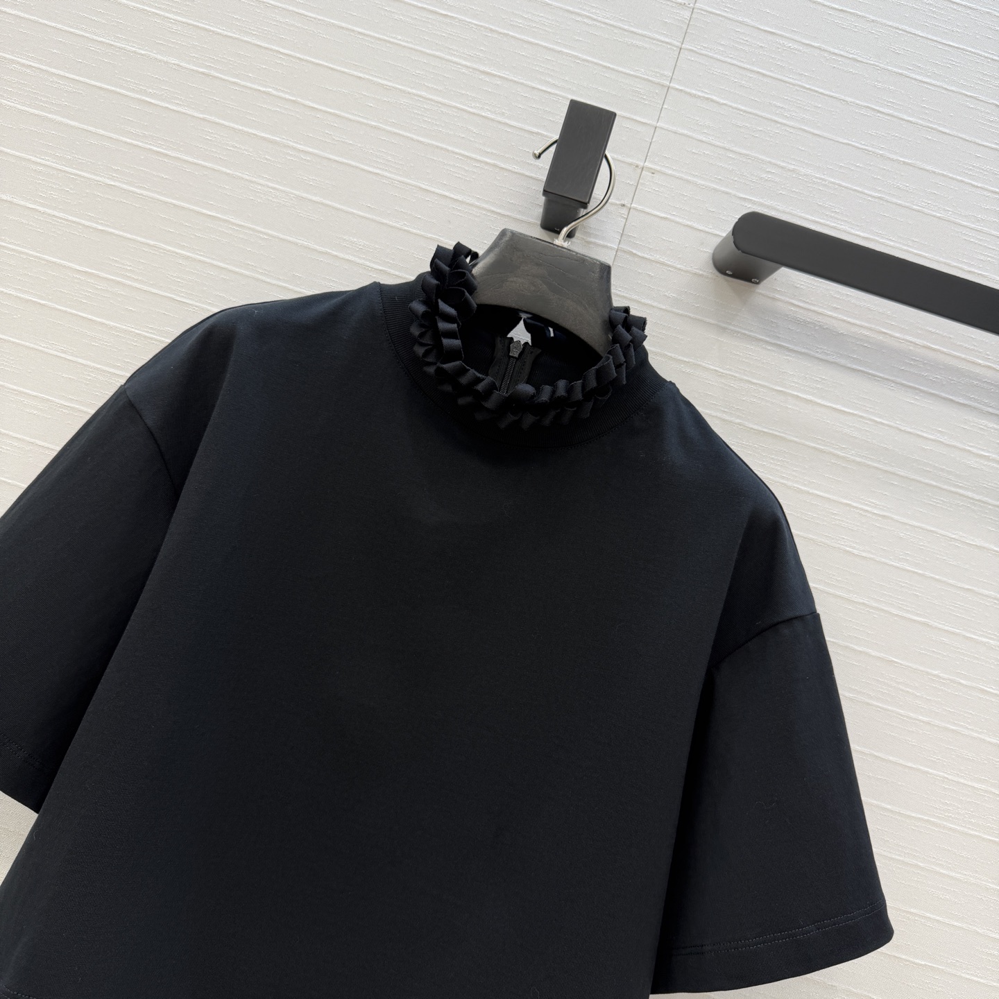 独家首发❤️Alai*26早春新品褶皱扭纹圆领短裁T恤，简奢宫廷风优雅上身美到没朋友！木耳边细节精致又优