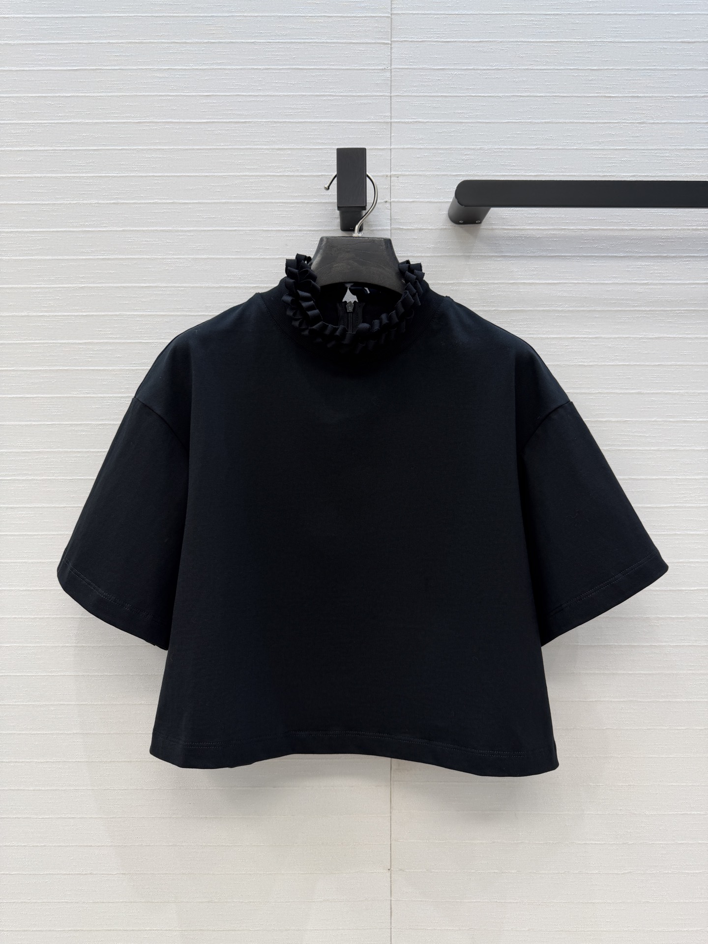 独家首发❤️Alai*26早春新品褶皱扭纹圆领短裁T恤，简奢宫廷风优雅上身美到没朋友！木耳边细节精致又优