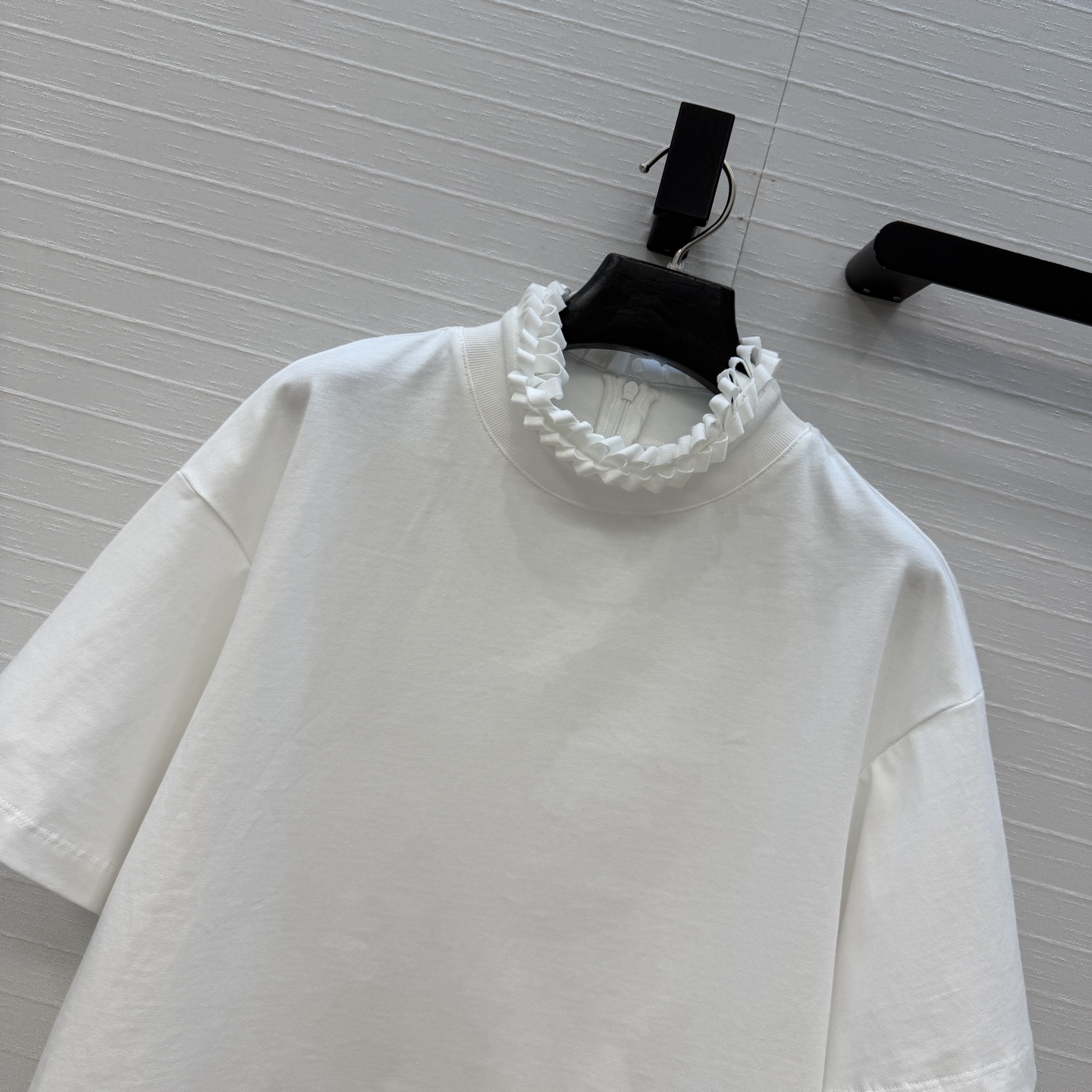 独家首发❤️Alai*26早春新品褶皱扭纹圆领短裁T恤，简奢宫廷风优雅上身美到没朋友！木耳边细节精致又优