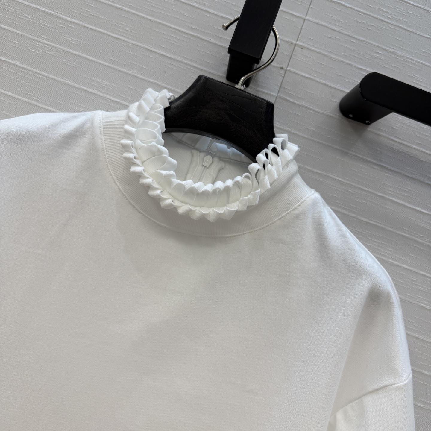 独家首发❤️Alai*26早春新品褶皱扭纹圆领短裁T恤，简奢宫廷风优雅上身美到没朋友！木耳边细节精致又优