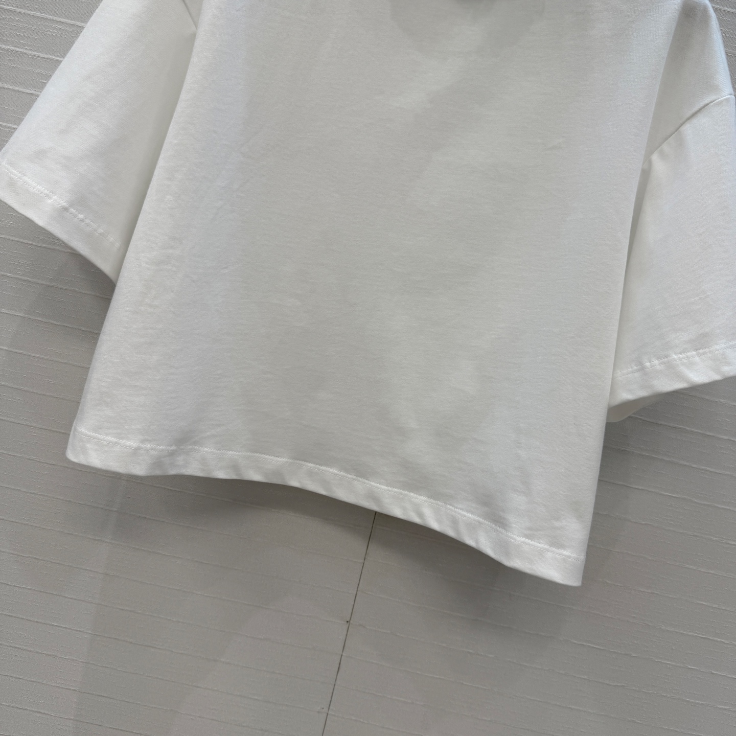 独家首发❤️Alai*26早春新品褶皱扭纹圆领短裁T恤，简奢宫廷风优雅上身美到没朋友！木耳边细节精致又优