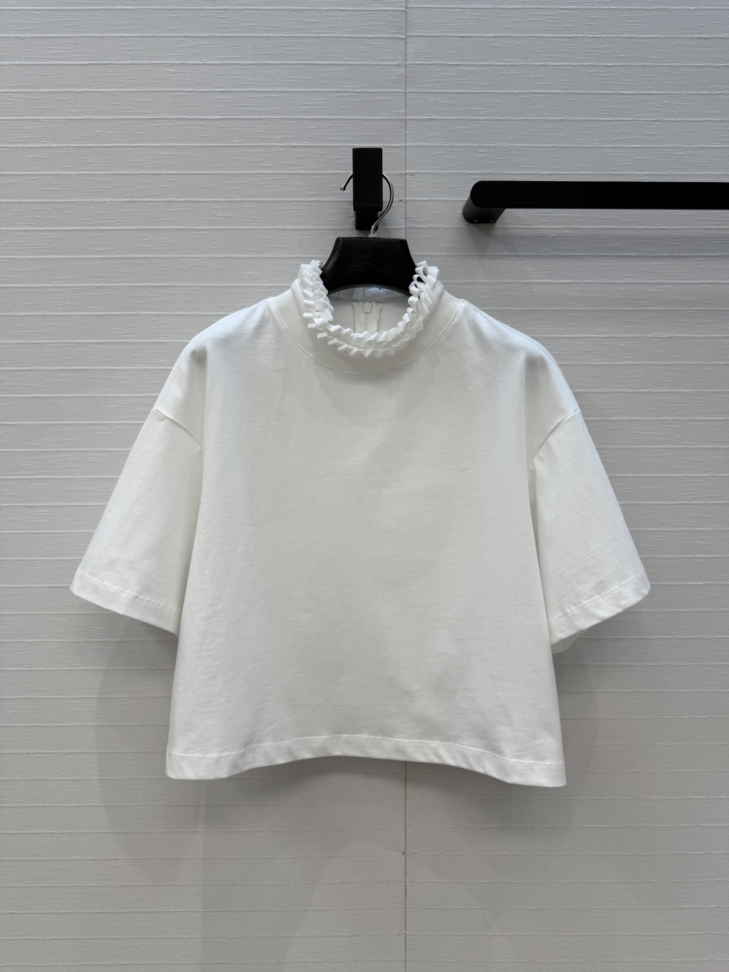 独家首发❤️Alai*26早春新品褶皱扭纹圆领短裁T恤，简奢宫廷风优雅上身美到没朋友！木耳边细节精致又优