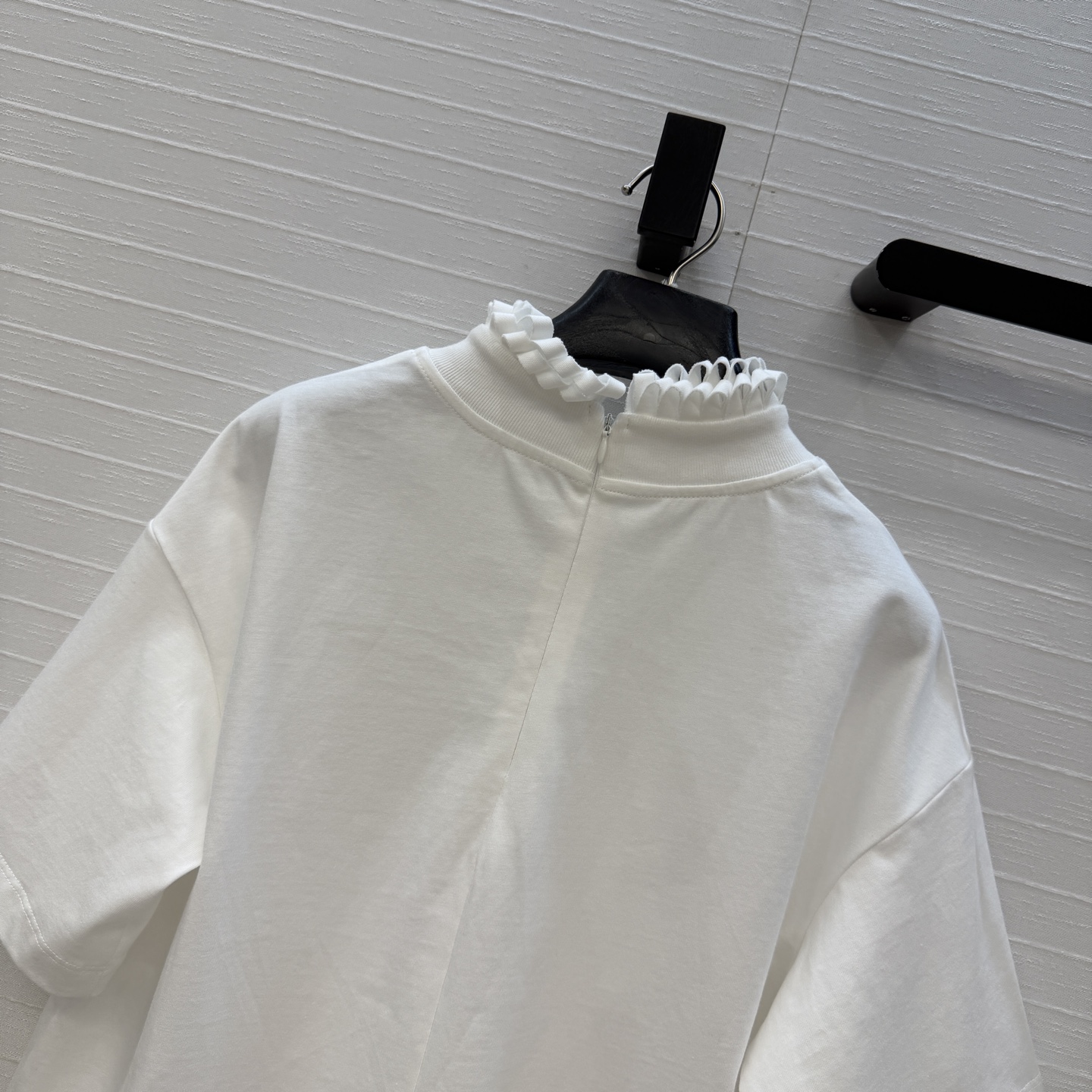 独家首发❤️Alai*26早春新品褶皱扭纹圆领短裁T恤，简奢宫廷风优雅上身美到没朋友！木耳边细节精致又优