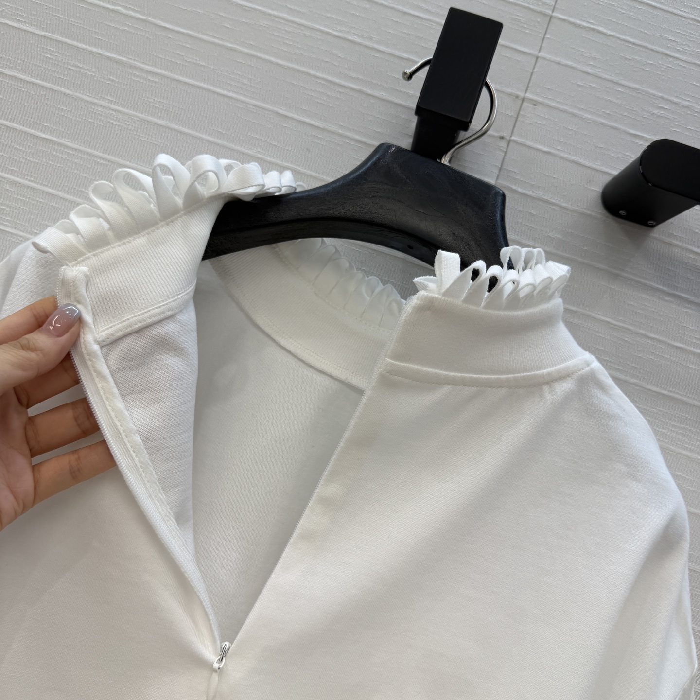 独家首发❤️Alai*26早春新品褶皱扭纹圆领短裁T恤，简奢宫廷风优雅上身美到没朋友！木耳边细节精致又优