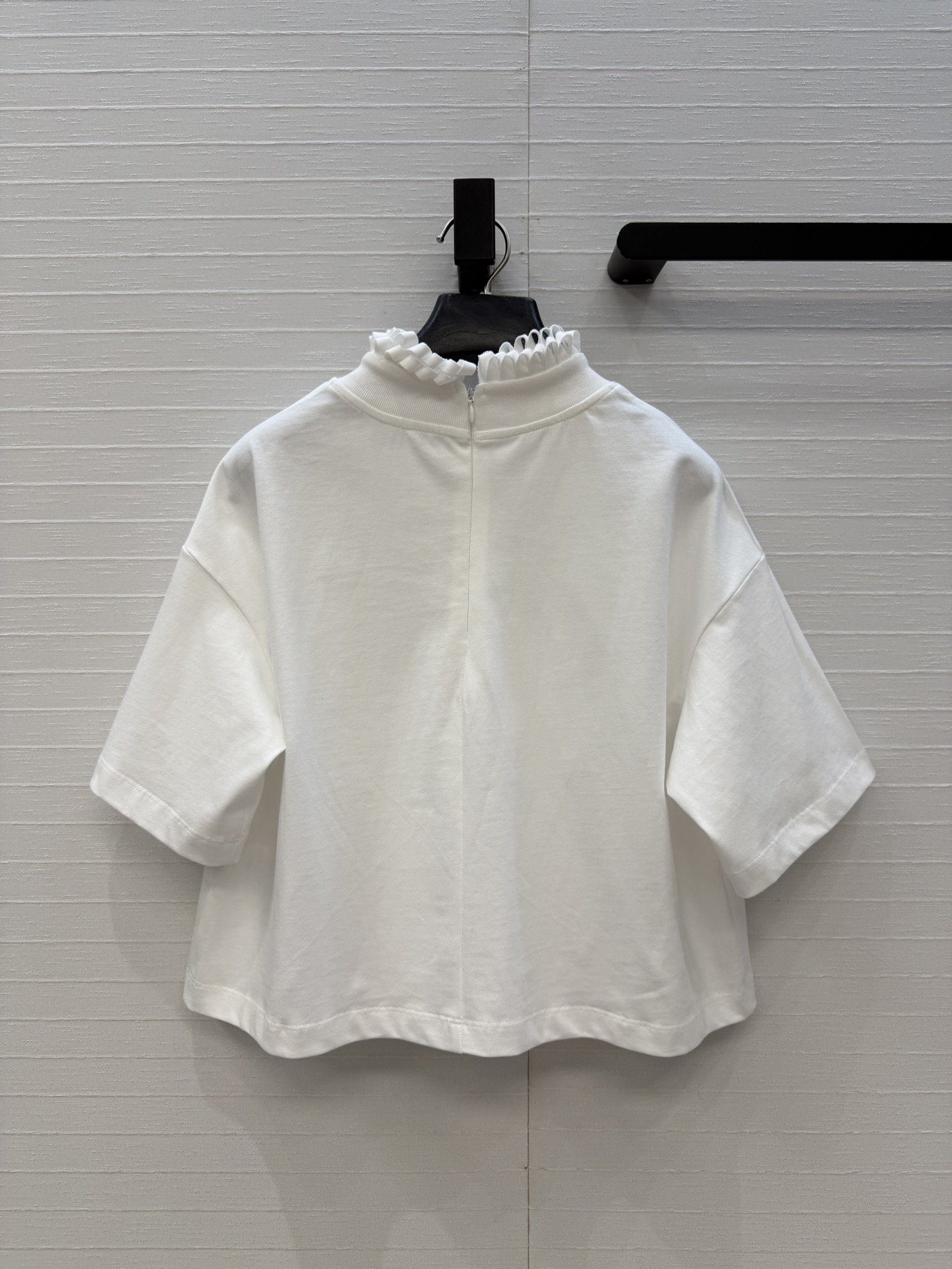 独家首发❤️Alai*26早春新品褶皱扭纹圆领短裁T恤，简奢宫廷风优雅上身美到没朋友！木耳边细节精致又优