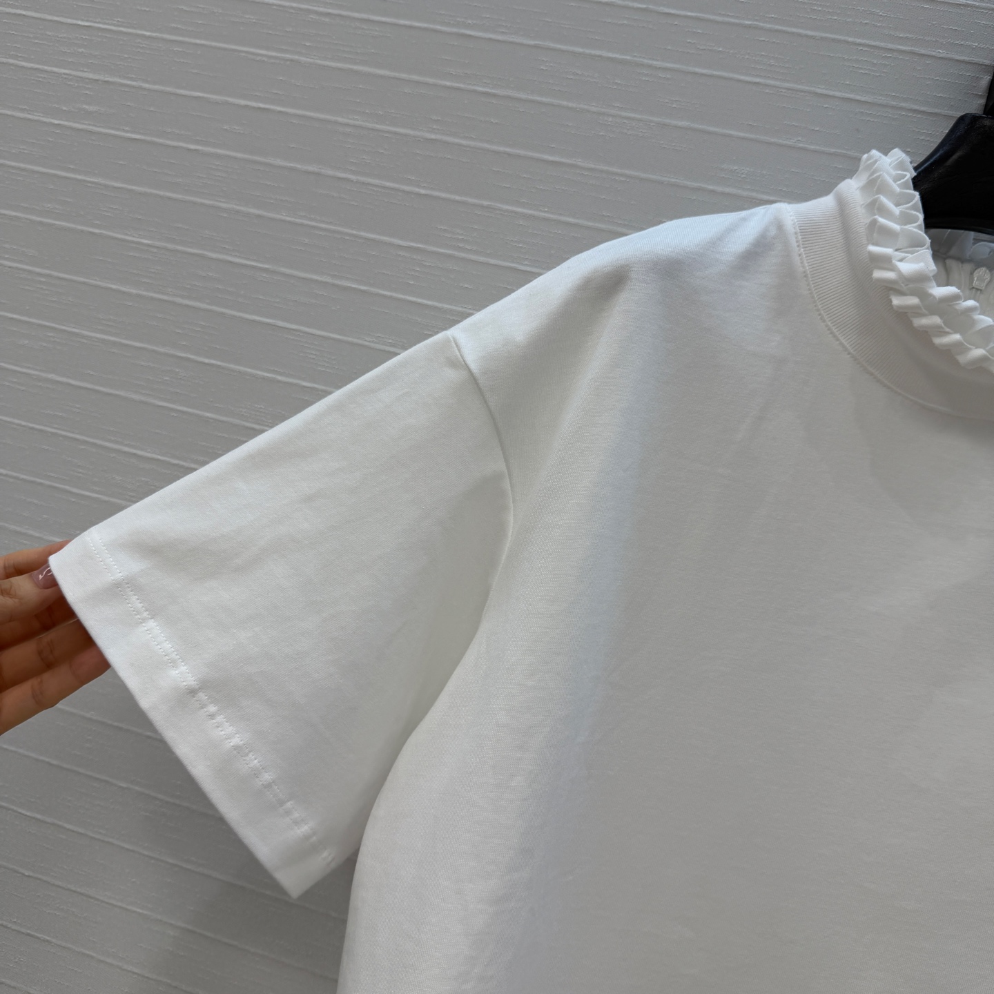 独家首发❤️Alai*26早春新品褶皱扭纹圆领短裁T恤，简奢宫廷风优雅上身美到没朋友！木耳边细节精致又优