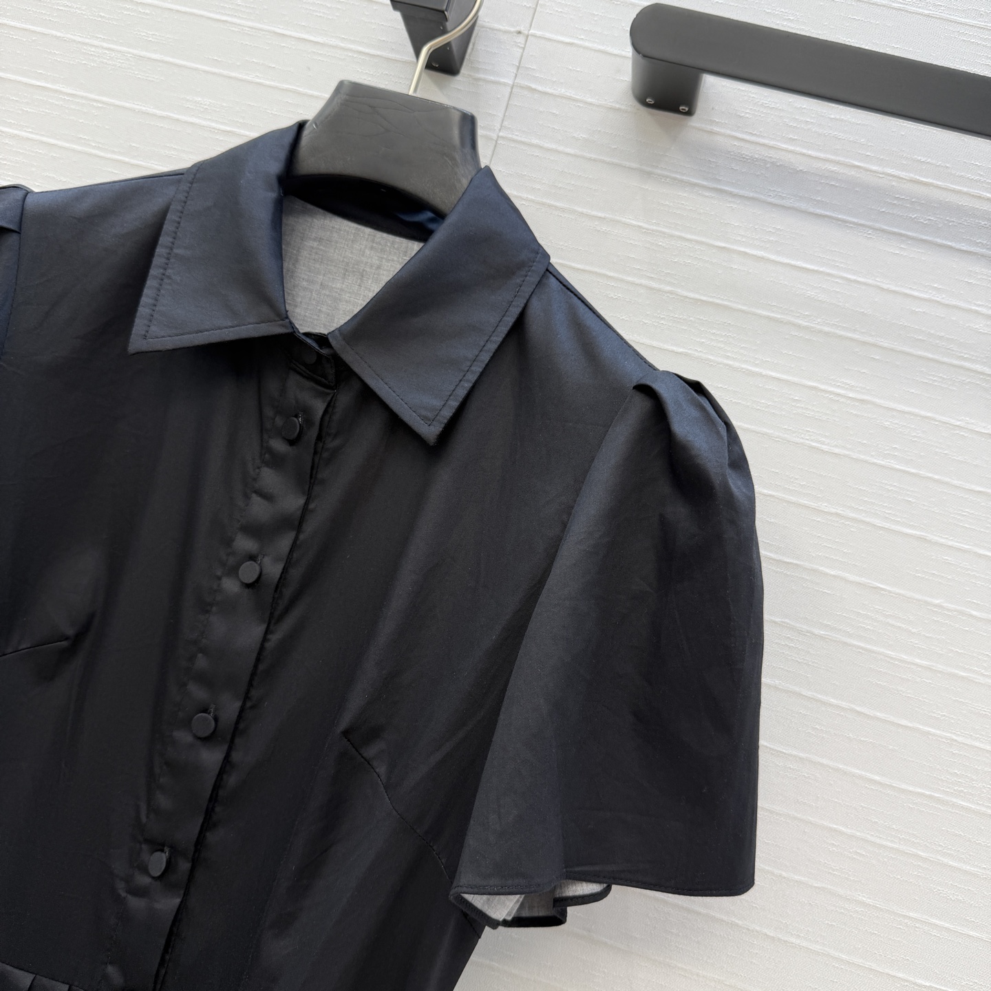 强烈推荐❤️Leo&Lin26春夏新款 彩色花卉黑底印花衬领连衣裙👗，褶边泡泡短袖 搭配同系列腰带提升腰