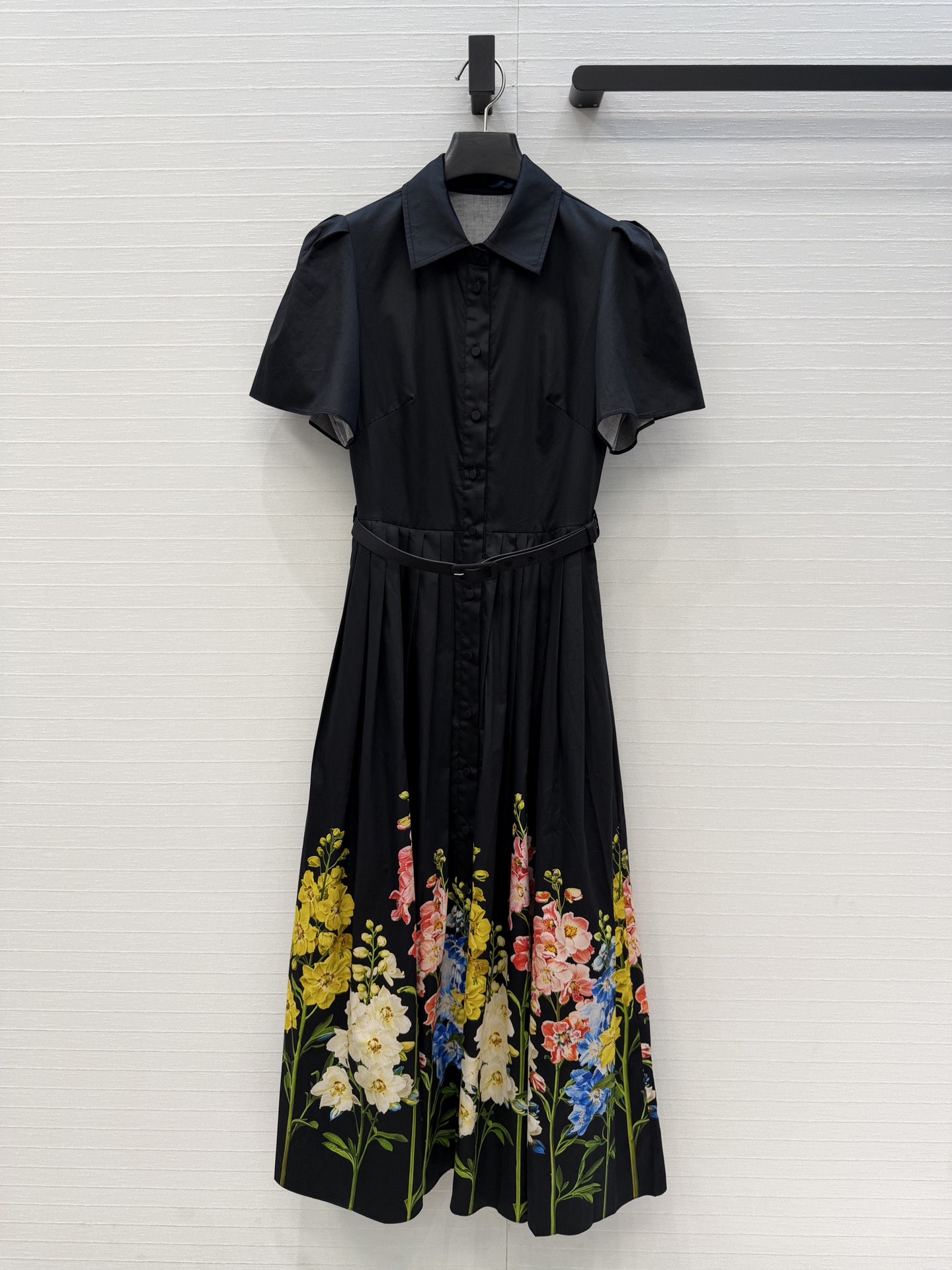 强烈推荐❤️Leo&Lin26春夏新款 彩色花卉黑底印花衬领连衣裙👗，褶边泡泡短袖 搭配同系列腰带提升腰
