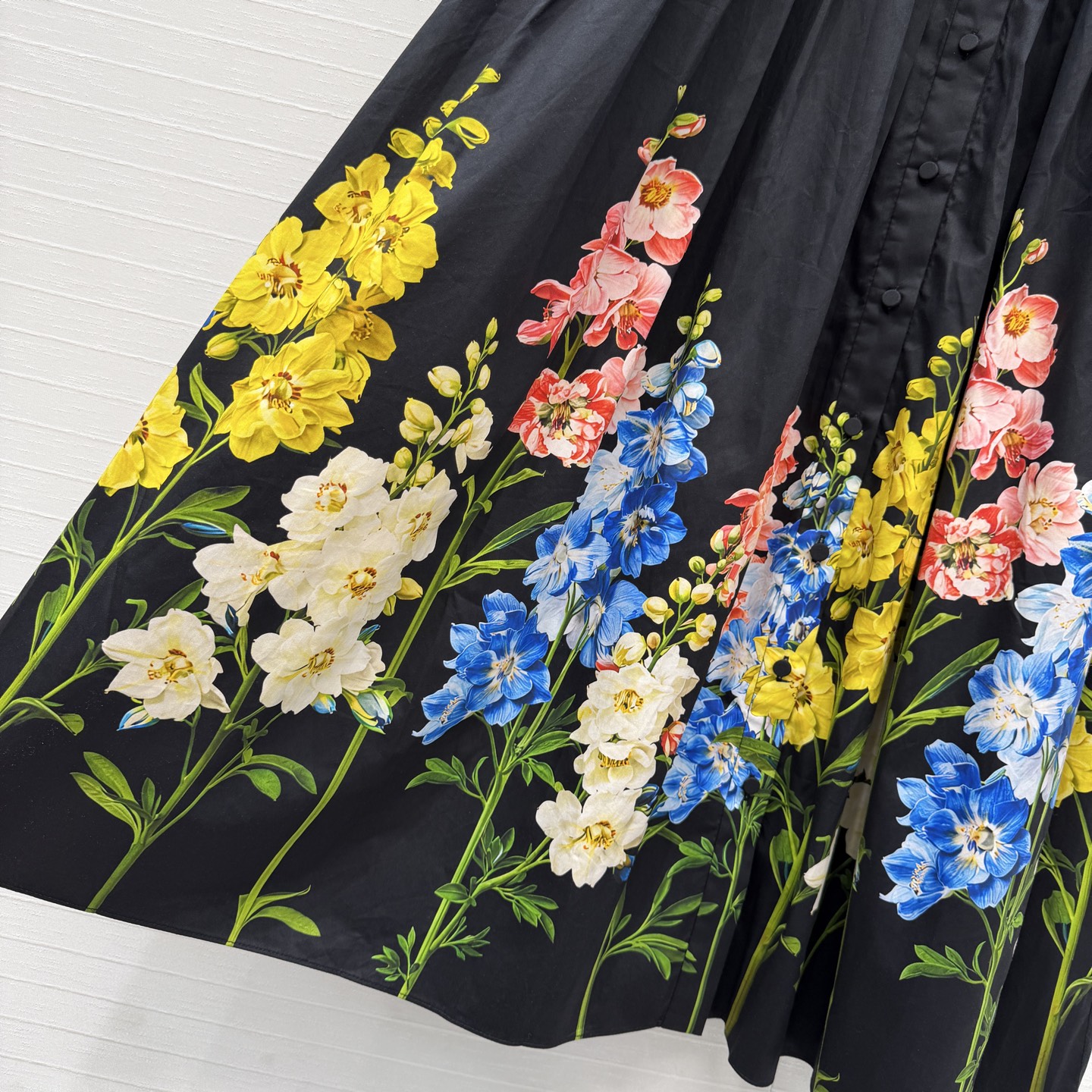 强烈推荐❤️Leo&Lin26春夏新款 彩色花卉黑底印花衬领连衣裙👗，褶边泡泡短袖 搭配同系列腰带提升腰