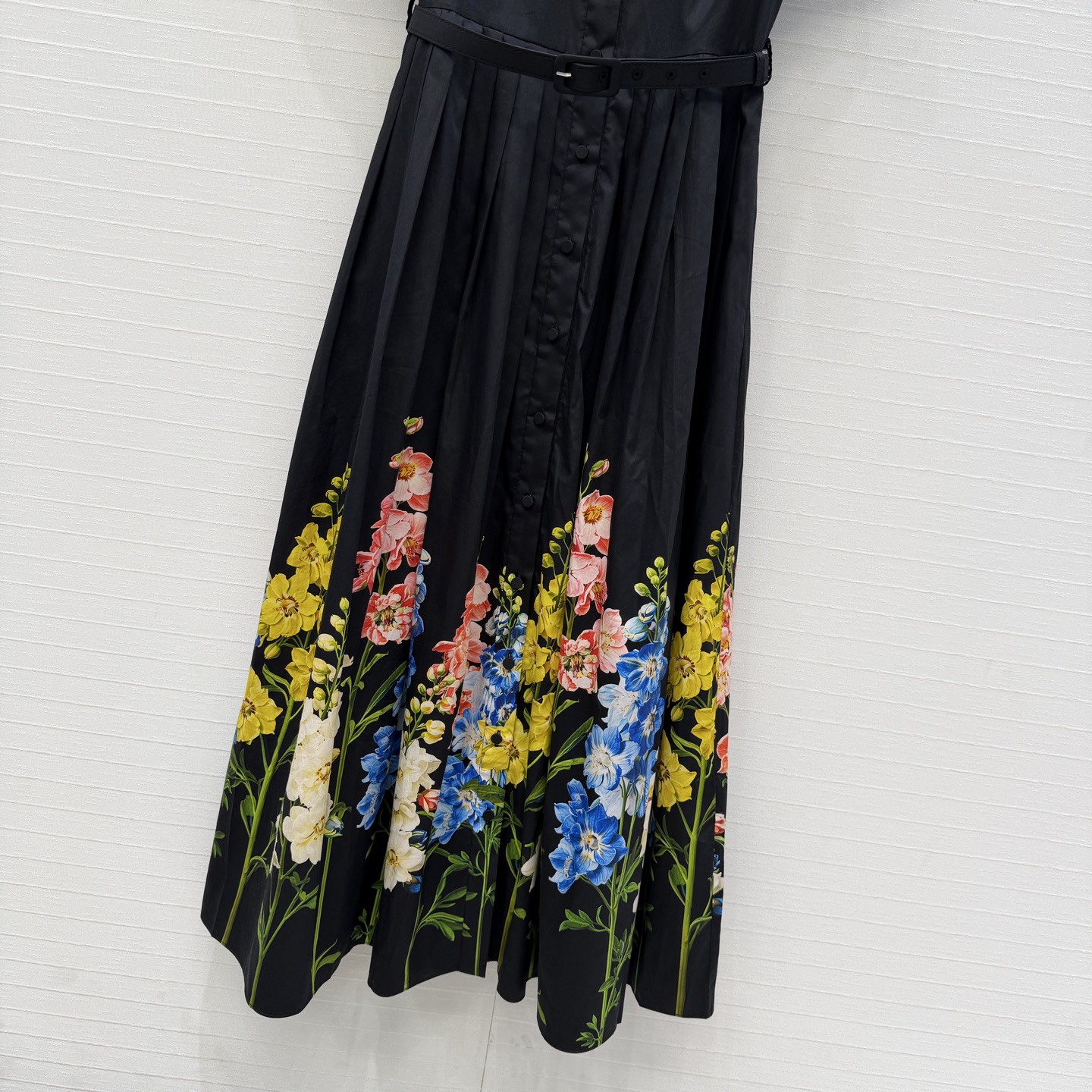 强烈推荐❤️Leo&Lin26春夏新款 彩色花卉黑底印花衬领连衣裙👗，褶边泡泡短袖 搭配同系列腰带提升腰