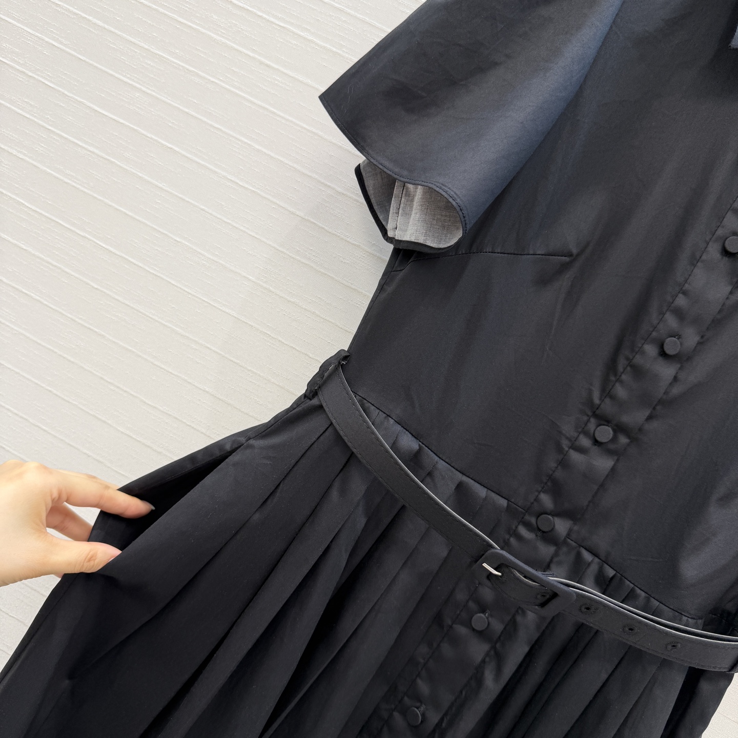 强烈推荐❤️Leo&Lin26春夏新款 彩色花卉黑底印花衬领连衣裙👗，褶边泡泡短袖 搭配同系列腰带提升腰