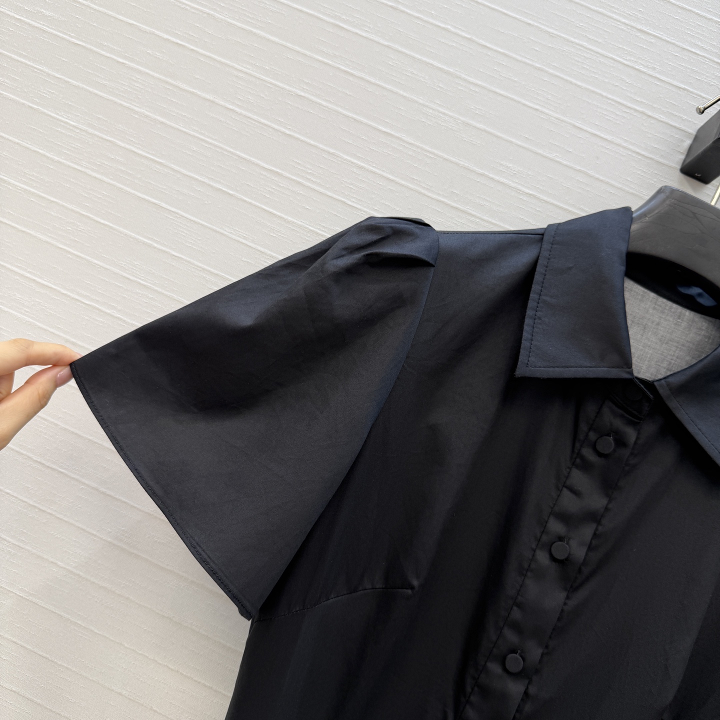 强烈推荐❤️Leo&Lin26春夏新款 彩色花卉黑底印花衬领连衣裙👗，褶边泡泡短袖 搭配同系列腰带提升腰