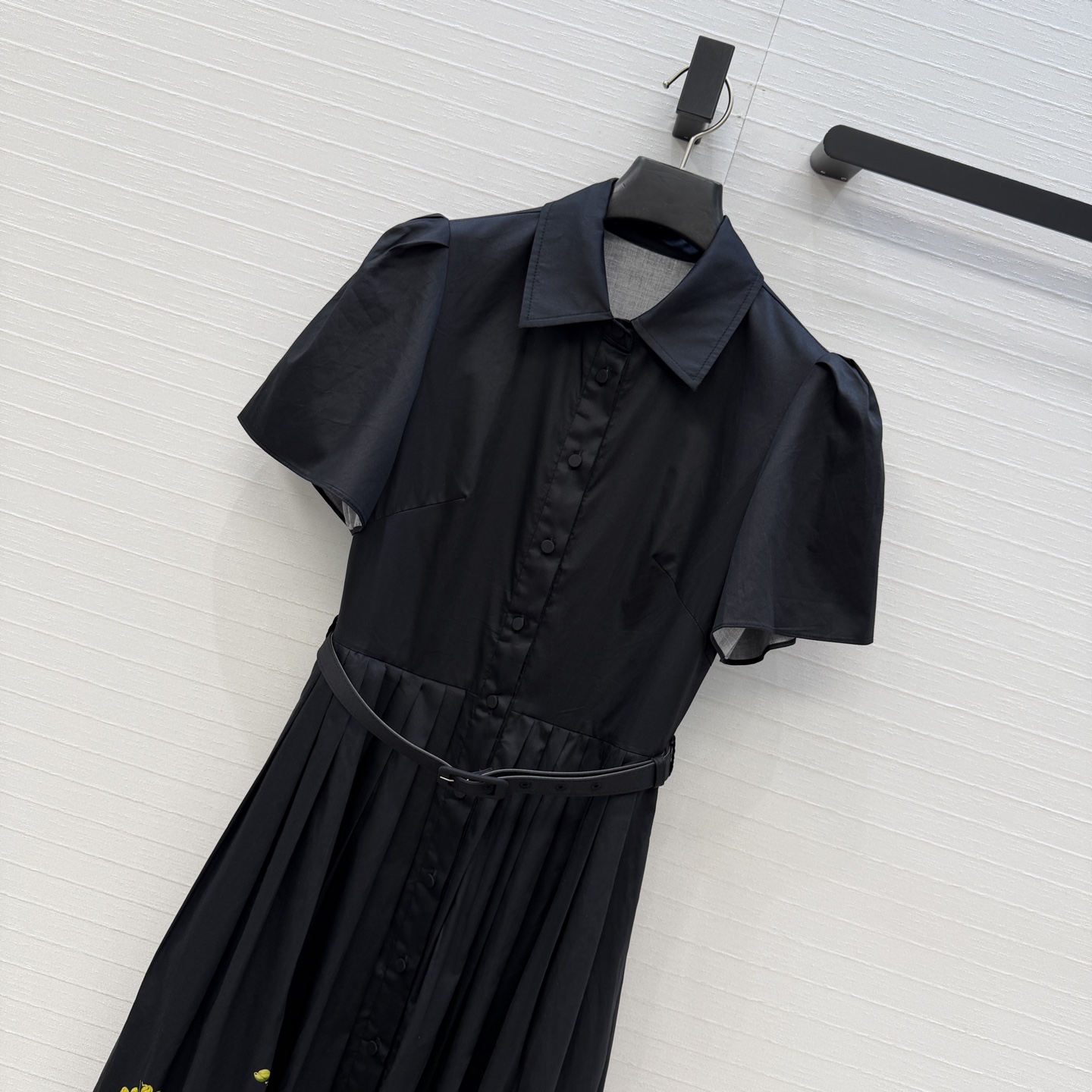 强烈推荐❤️Leo&Lin26春夏新款 彩色花卉黑底印花衬领连衣裙👗，褶边泡泡短袖 搭配同系列腰带提升腰