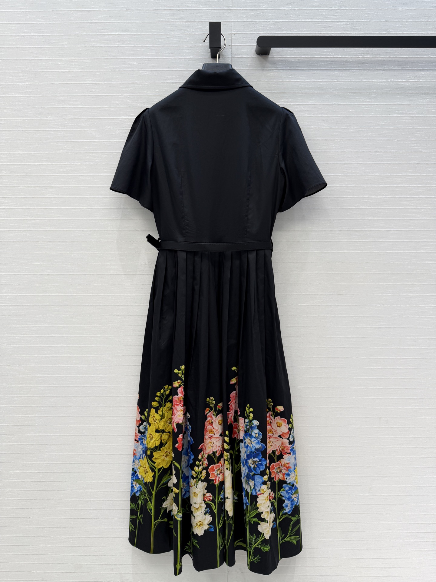 强烈推荐❤️Leo&Lin26春夏新款 彩色花卉黑底印花衬领连衣裙👗，褶边泡泡短袖 搭配同系列腰带提升腰