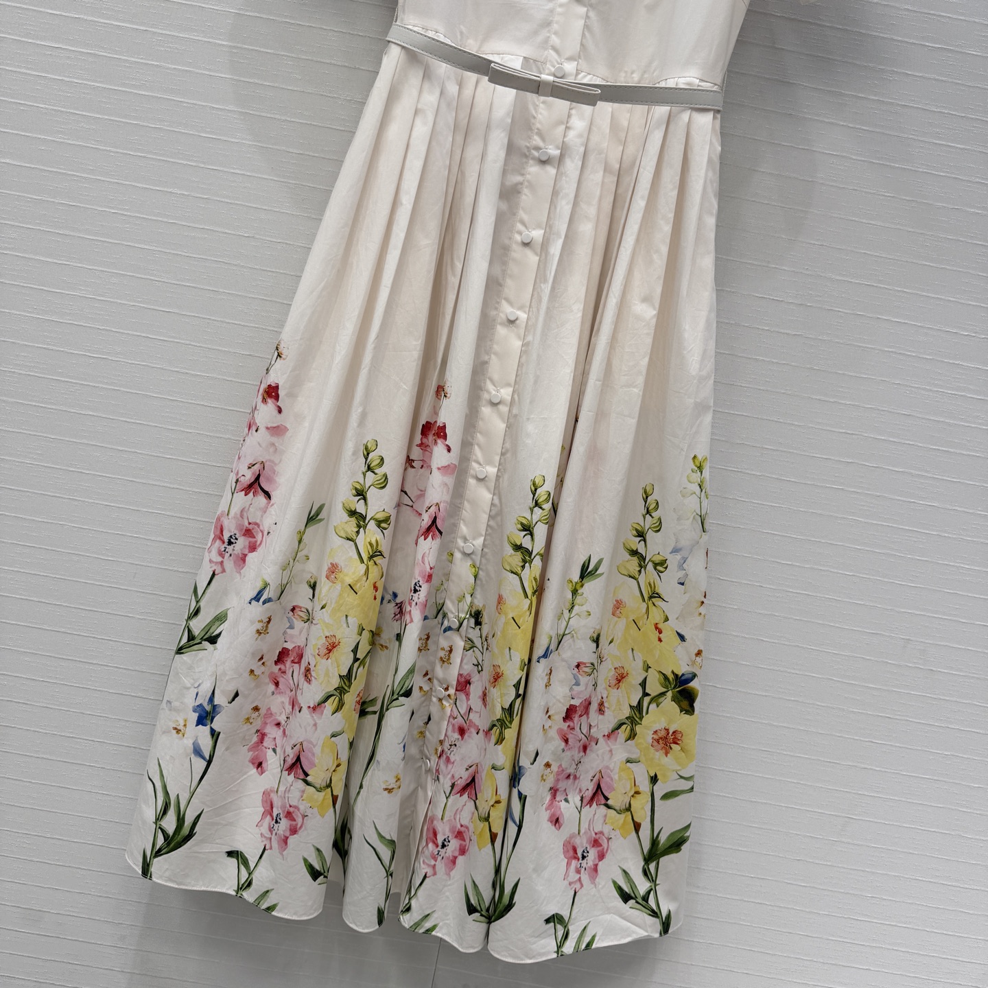 强烈推荐❤️Leo&Lin26春夏新款 彩色花卉印花立领连衣裙👗搭配蝴蝶结🎀腰带提升腰线，收腰压褶裙摆设