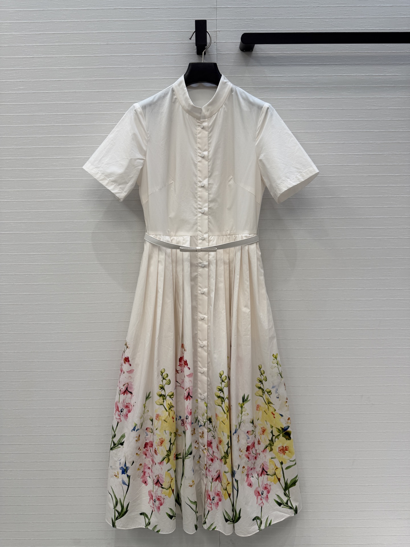 强烈推荐❤️Leo&Lin26春夏新款 彩色花卉印花立领连衣裙👗搭配蝴蝶结🎀腰带提升腰线，收腰压褶裙摆设