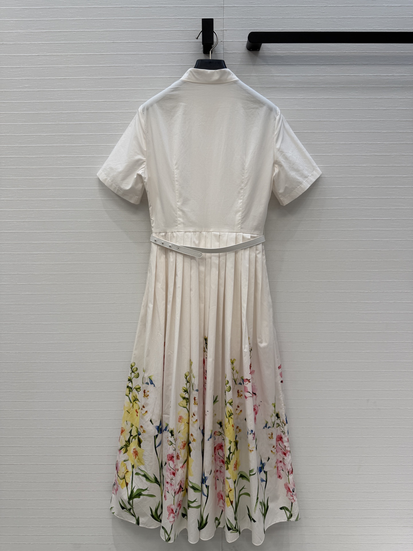 强烈推荐❤️Leo&Lin26春夏新款 彩色花卉印花立领连衣裙👗搭配蝴蝶结🎀腰带提升腰线，收腰压褶裙摆设