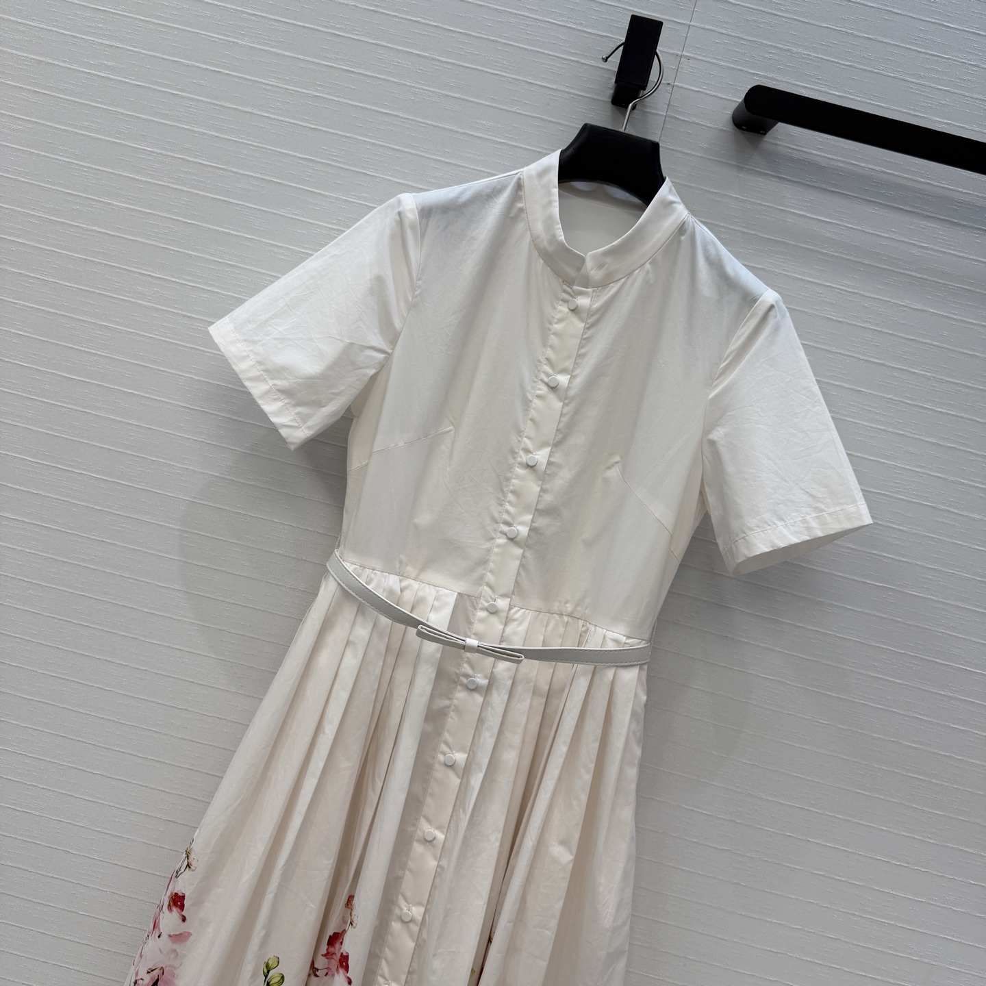 强烈推荐❤️Leo&Lin26春夏新款 彩色花卉印花立领连衣裙👗搭配蝴蝶结🎀腰带提升腰线，收腰压褶裙摆设