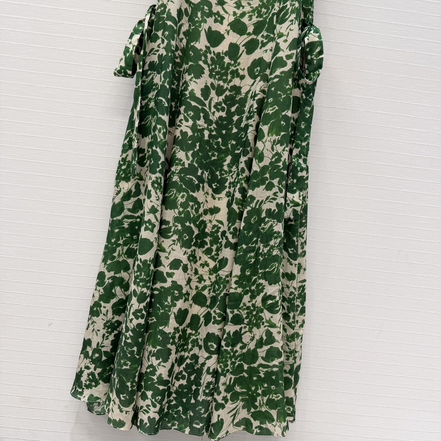 强烈推荐❤️Mar max*新品度假风绿色印花无袖连衣裙，真的太美了！穿上它仿佛置身在绿光森林里✨ 清新