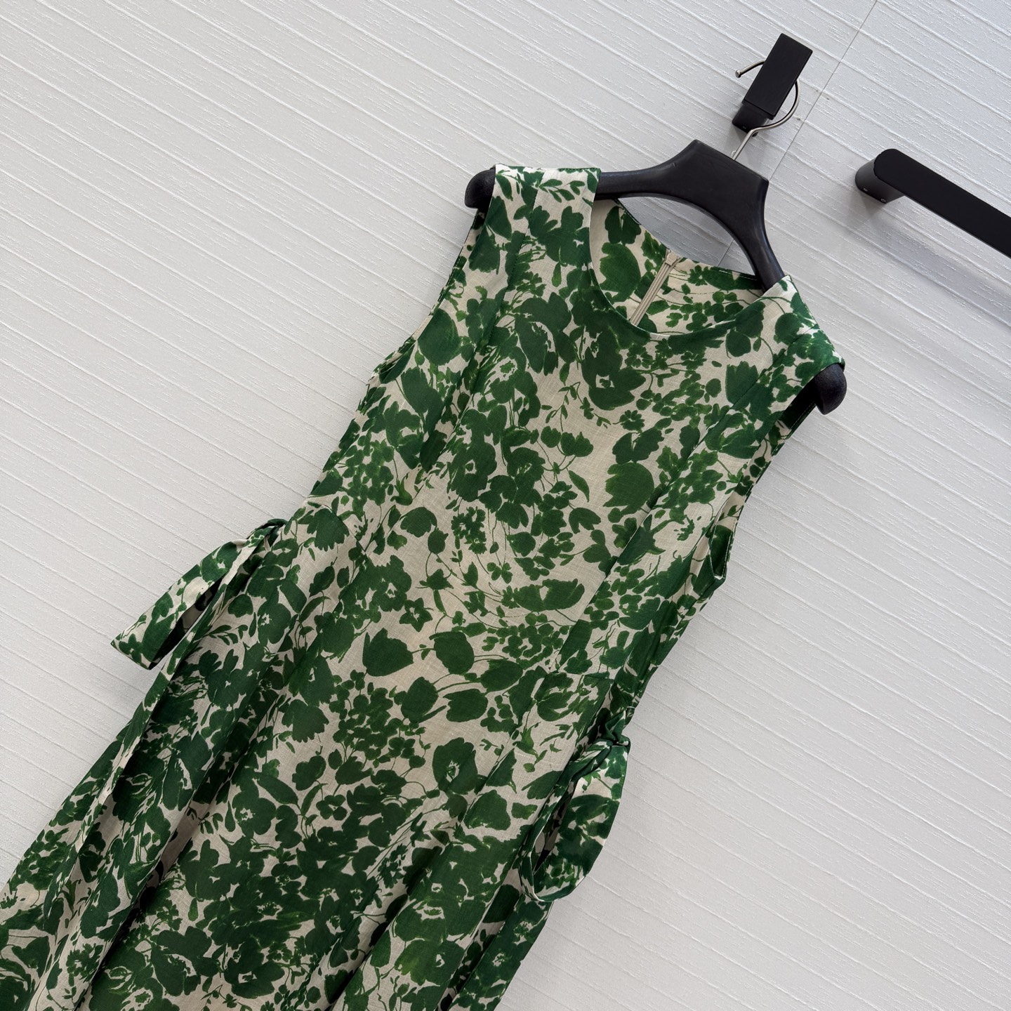 强烈推荐❤️Mar max*新品度假风绿色印花无袖连衣裙，真的太美了！穿上它仿佛置身在绿光森林里✨ 清新