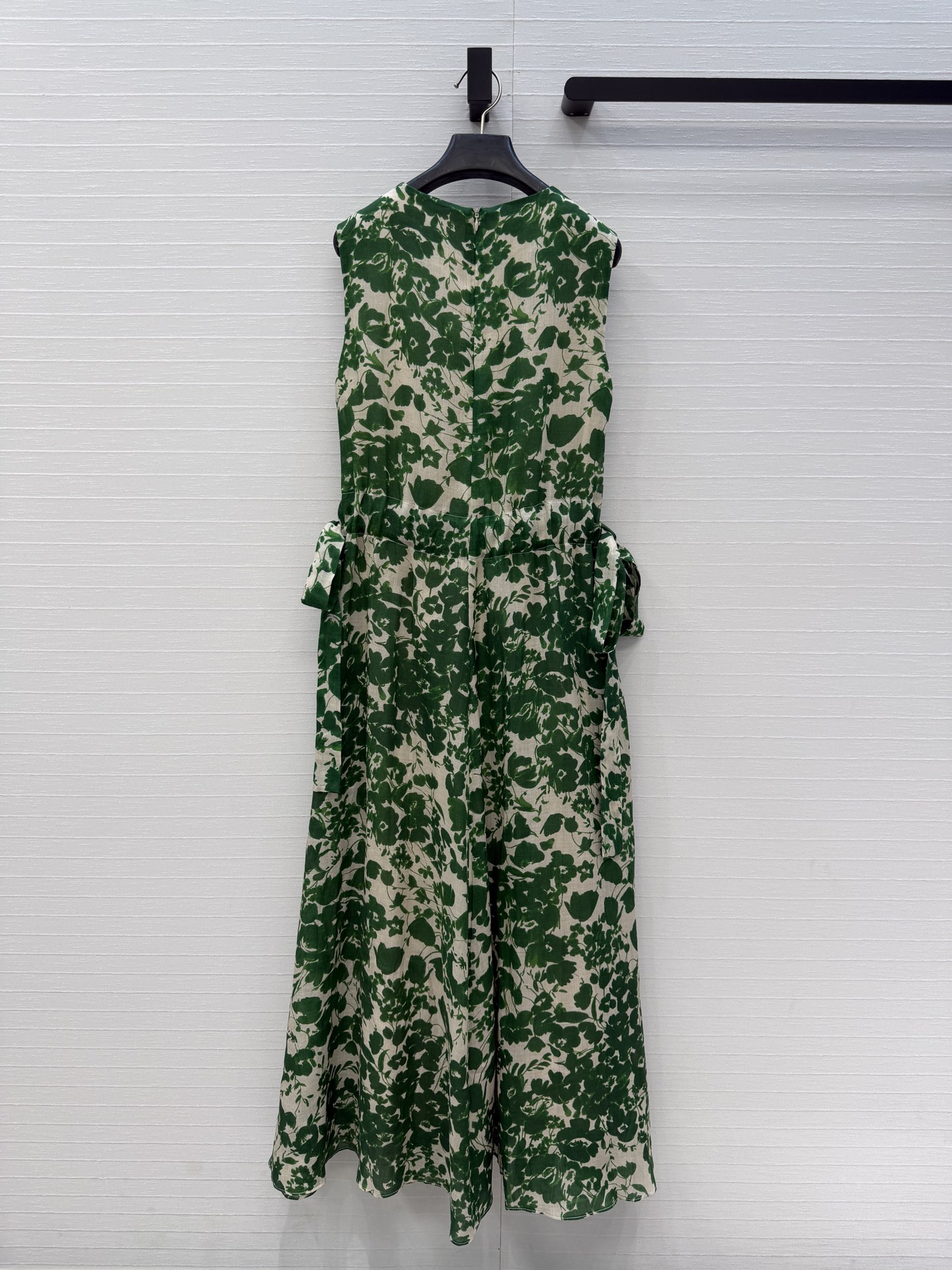 强烈推荐❤️Mar max*新品度假风绿色印花无袖连衣裙，真的太美了！穿上它仿佛置身在绿光森林里✨ 清新