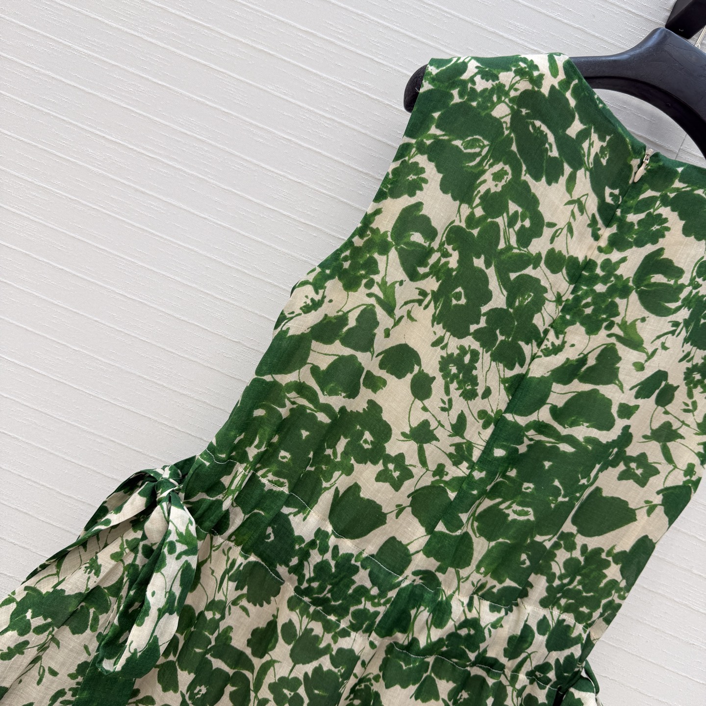 强烈推荐❤️Mar max*新品度假风绿色印花无袖连衣裙，真的太美了！穿上它仿佛置身在绿光森林里✨ 清新