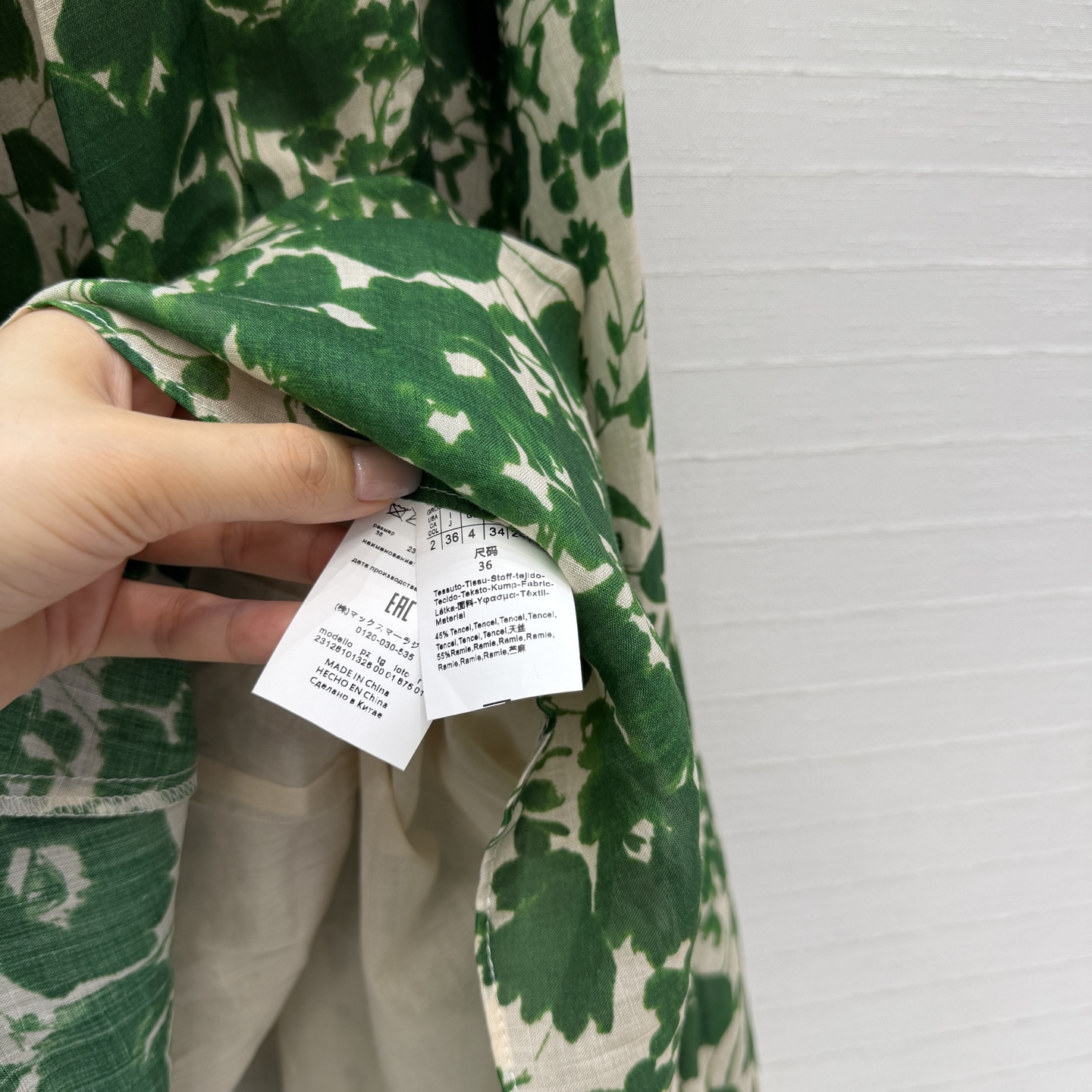 强烈推荐❤️Mar max*新品度假风绿色印花无袖连衣裙，真的太美了！穿上它仿佛置身在绿光森林里✨ 清新