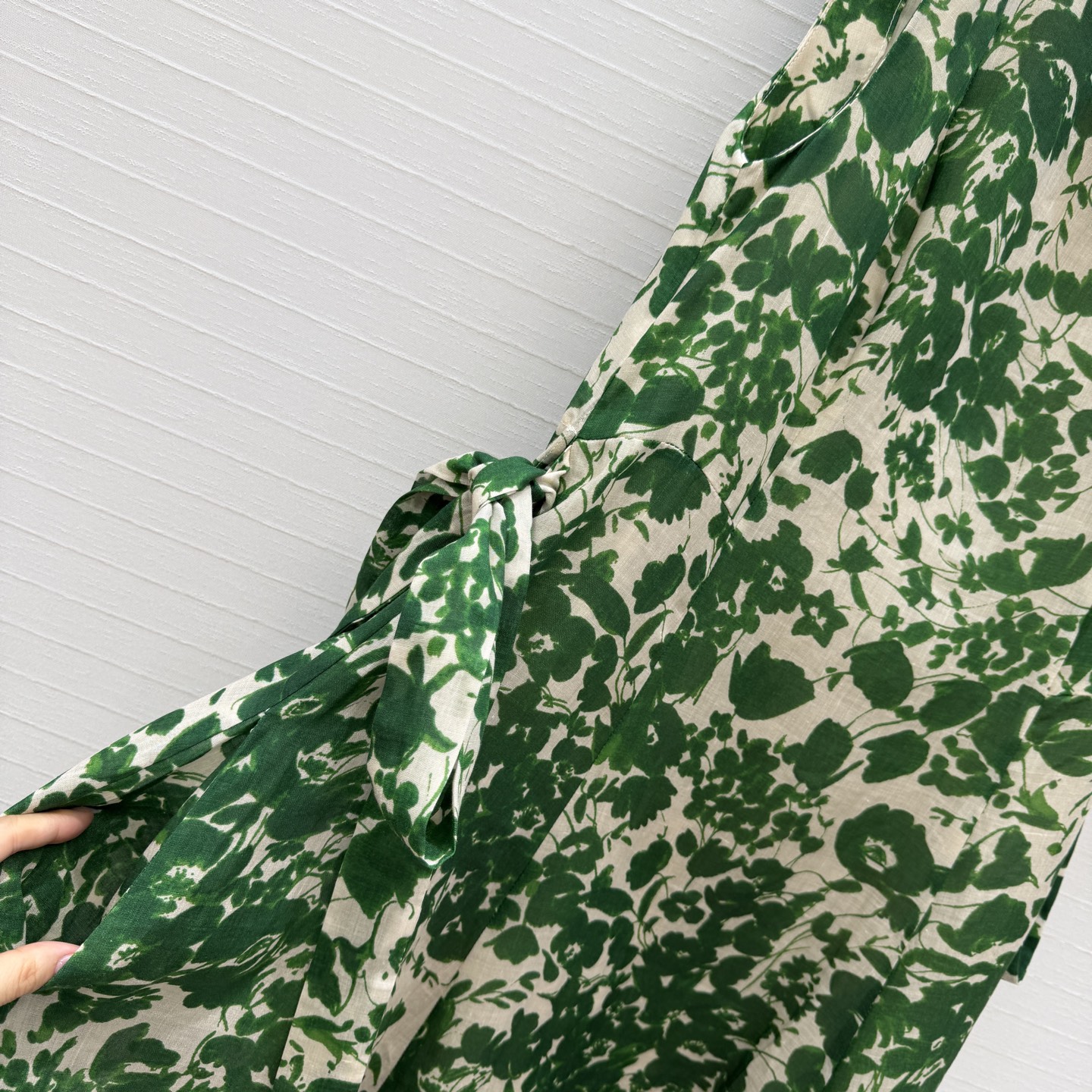 强烈推荐❤️Mar max*新品度假风绿色印花无袖连衣裙，真的太美了！穿上它仿佛置身在绿光森林里✨ 清新