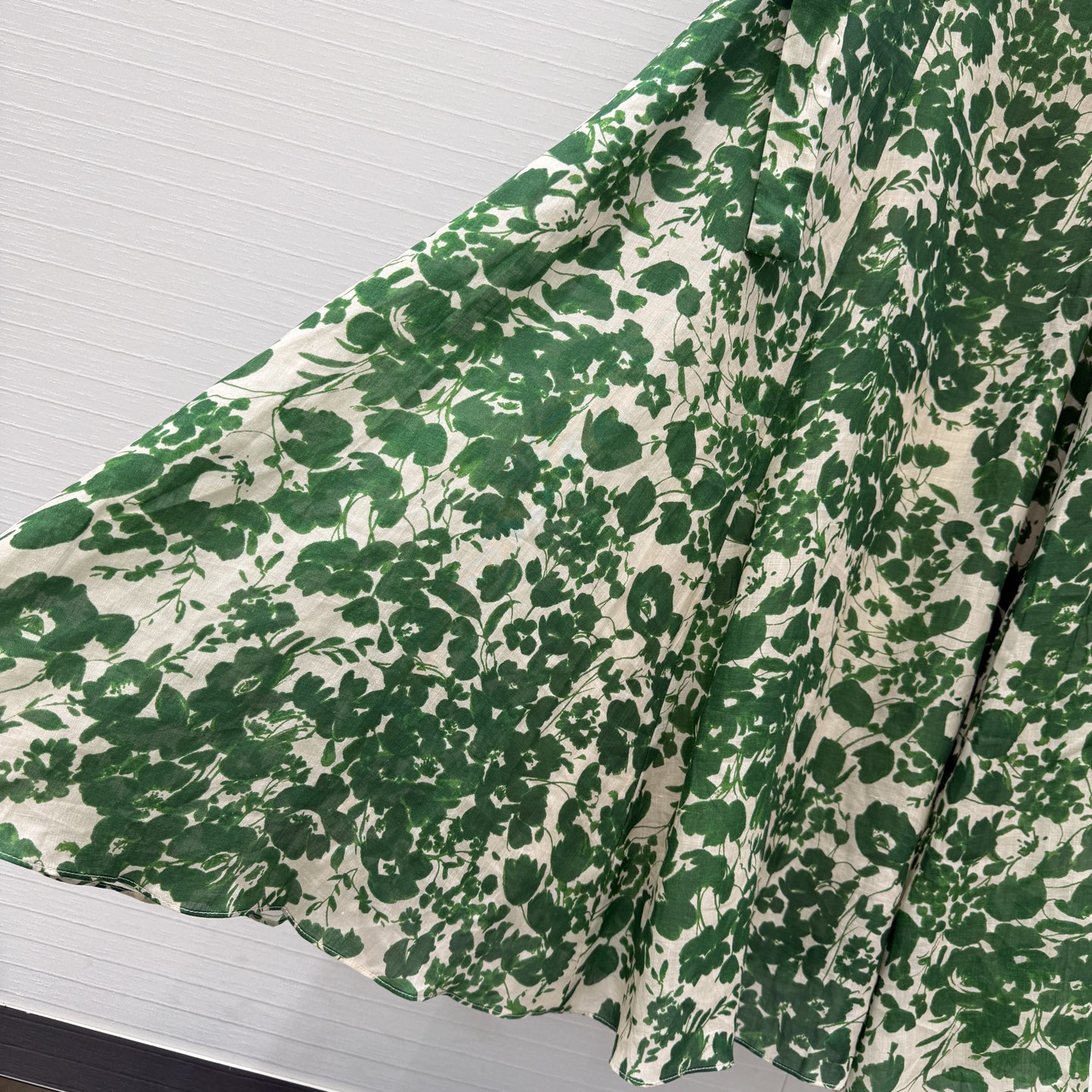 强烈推荐❤️Mar max*新品度假风绿色印花无袖连衣裙，真的太美了！穿上它仿佛置身在绿光森林里✨ 清新