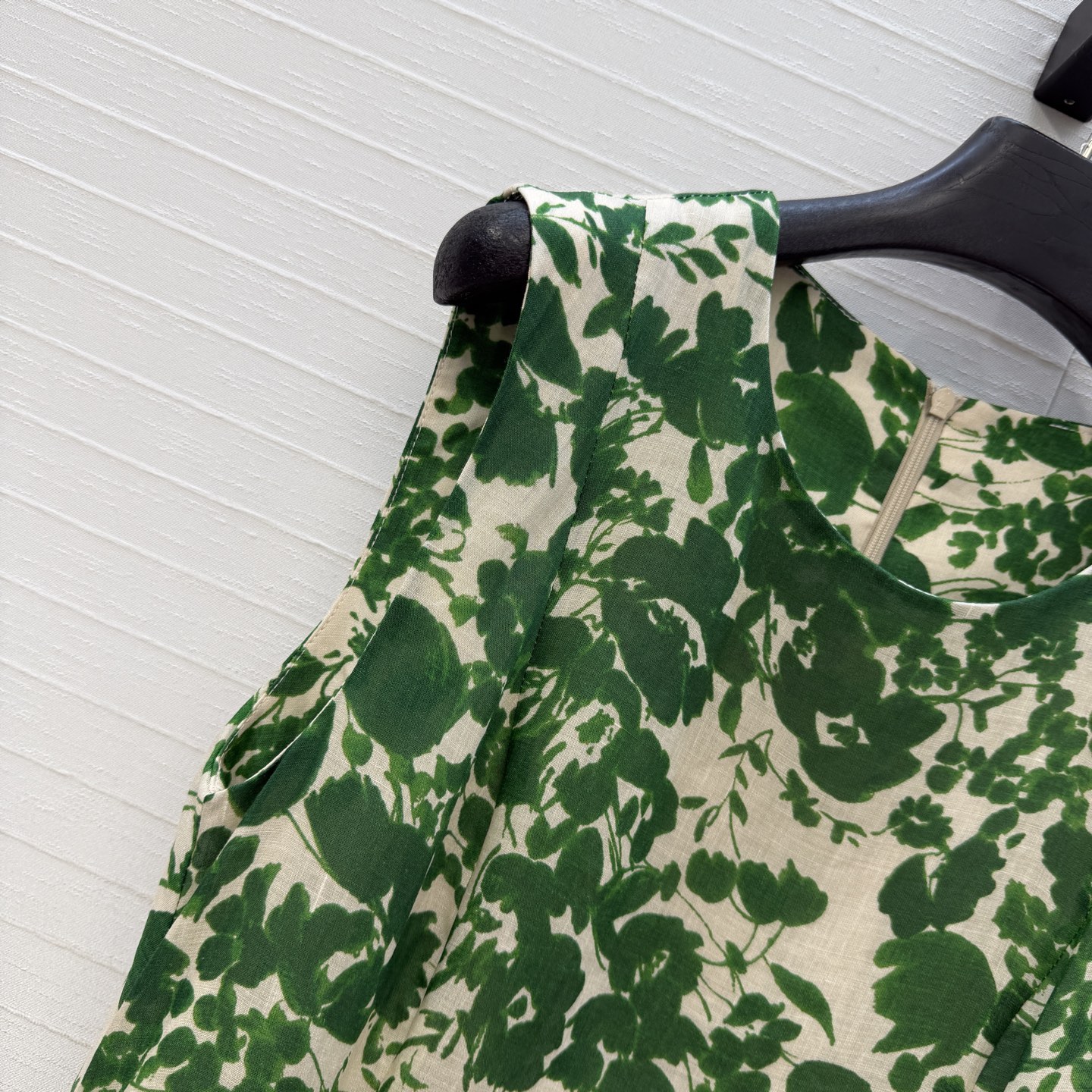 强烈推荐❤️Mar max*新品度假风绿色印花无袖连衣裙，真的太美了！穿上它仿佛置身在绿光森林里✨ 清新