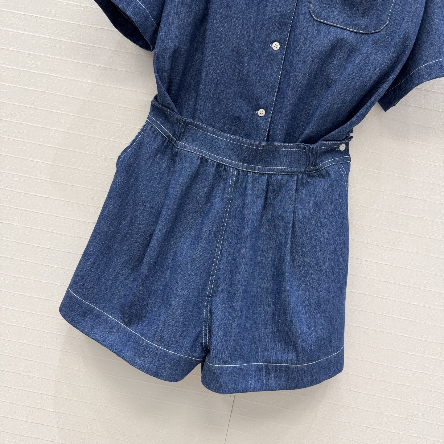 强烈推荐💕Pra*新品 工装风牛仔连体裤！上衣是翻领短袖衬衫，下装是高腰短裤，腰部松紧设计，穿着舒适又显