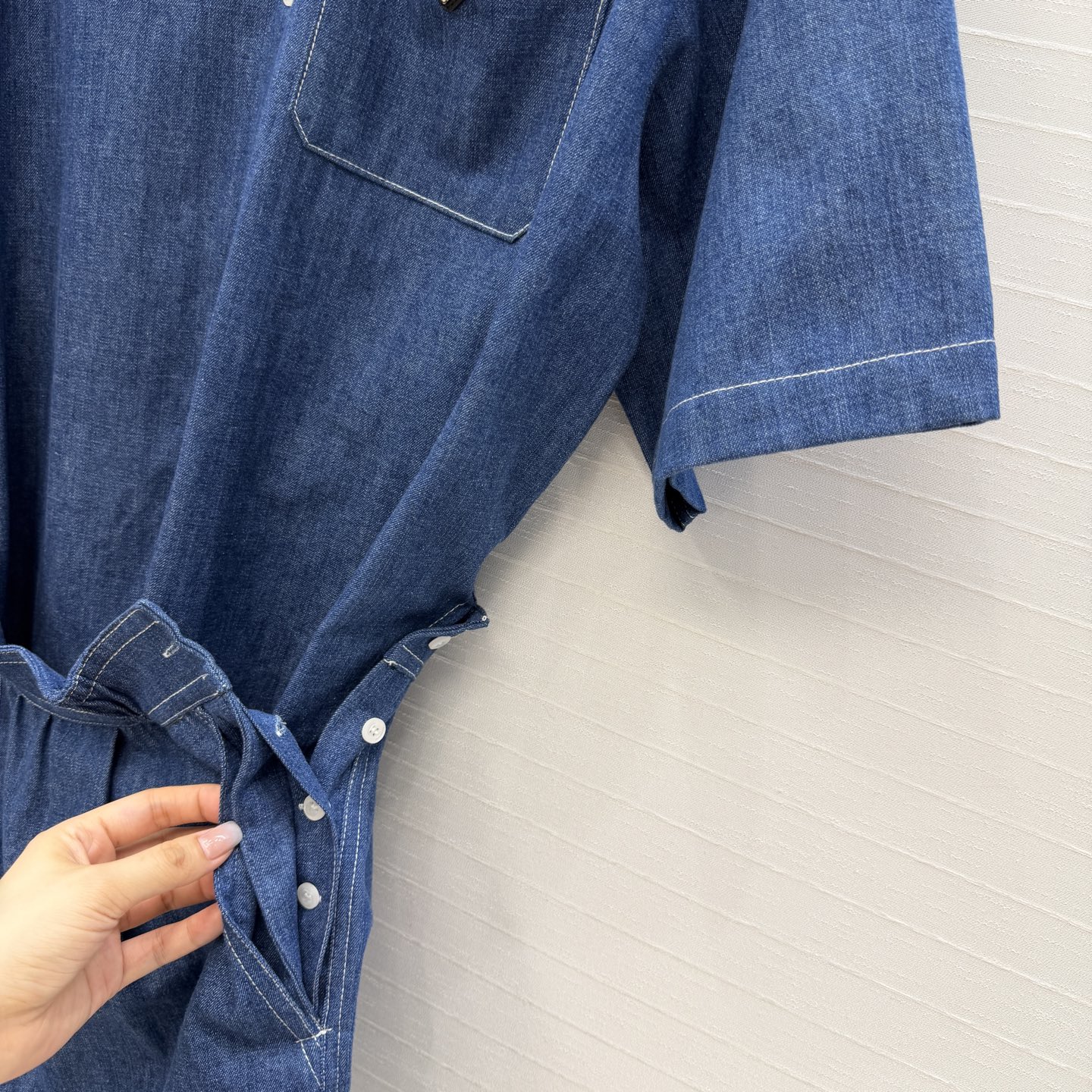 强烈推荐💕Pra*新品 工装风牛仔连体裤！上衣是翻领短袖衬衫，下装是高腰短裤，腰部松紧设计，穿着舒适又显