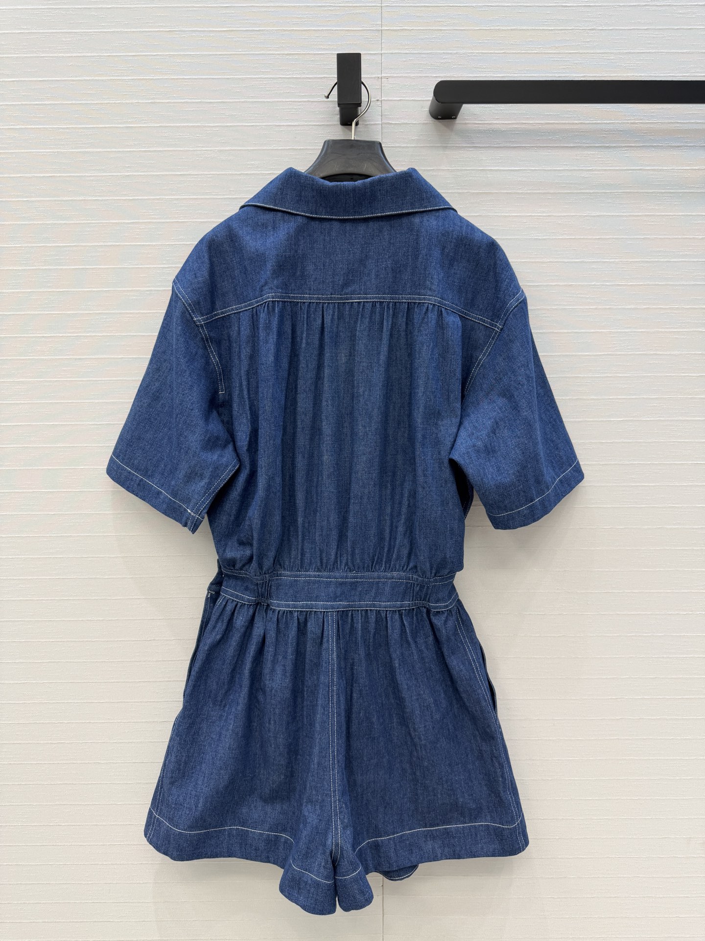 强烈推荐💕Pra*新品 工装风牛仔连体裤！上衣是翻领短袖衬衫，下装是高腰短裤，腰部松紧设计，穿着舒适又显