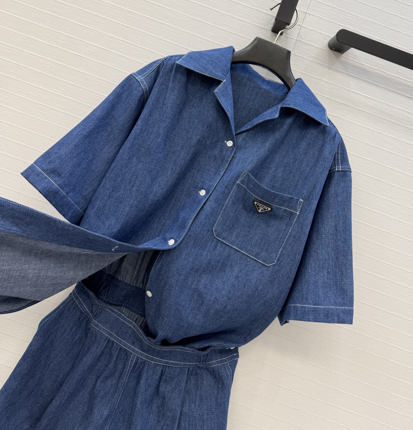 强烈推荐💕Pra*新品 工装风牛仔连体裤！上衣是翻领短袖衬衫，下装是高腰短裤，腰部松紧设计，穿着舒适又显