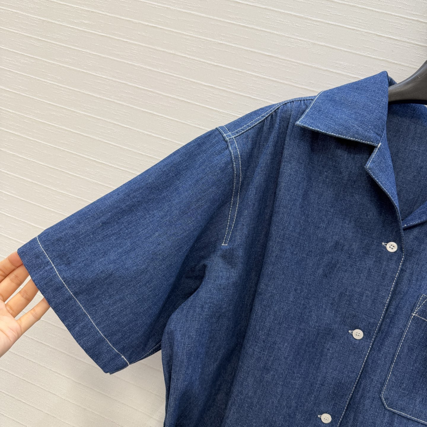 强烈推荐💕Pra*新品 工装风牛仔连体裤！上衣是翻领短袖衬衫，下装是高腰短裤，腰部松紧设计，穿着舒适又显