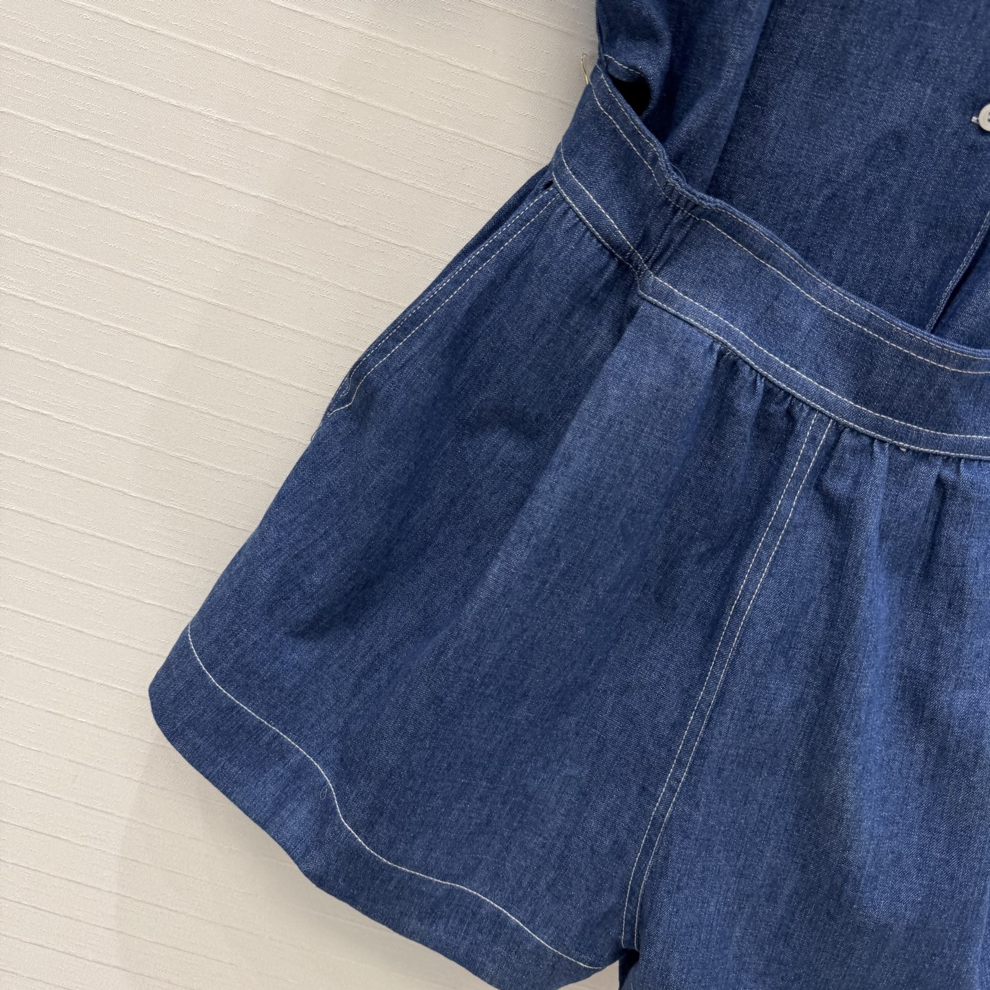 强烈推荐💕Pra*新品 工装风牛仔连体裤！上衣是翻领短袖衬衫，下装是高腰短裤，腰部松紧设计，穿着舒适又显