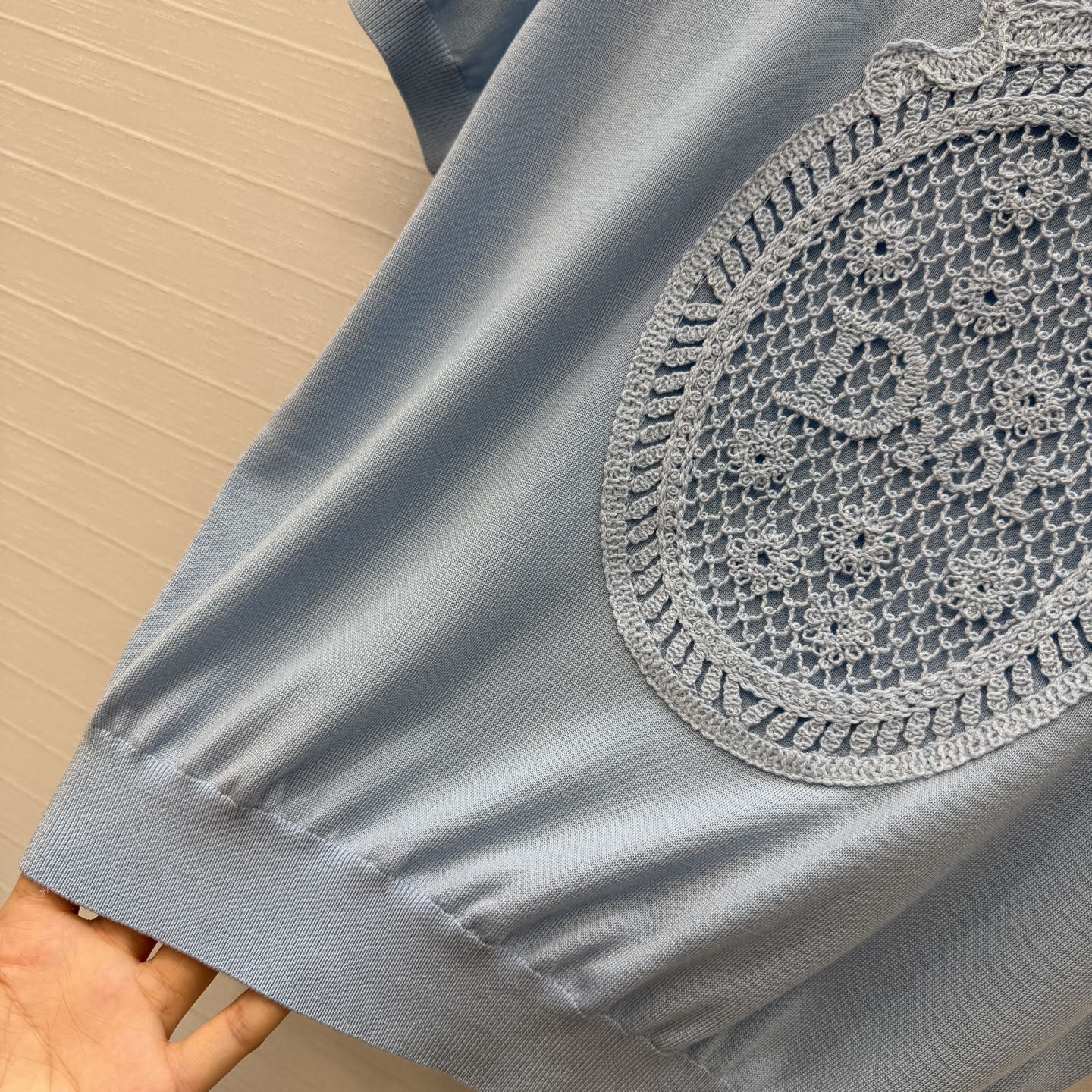 强烈推荐💋Miss D26s早春新品，花园世界系列气质缕空绣花针织短袖上衣，定位法式立体刺绣工艺。打造低