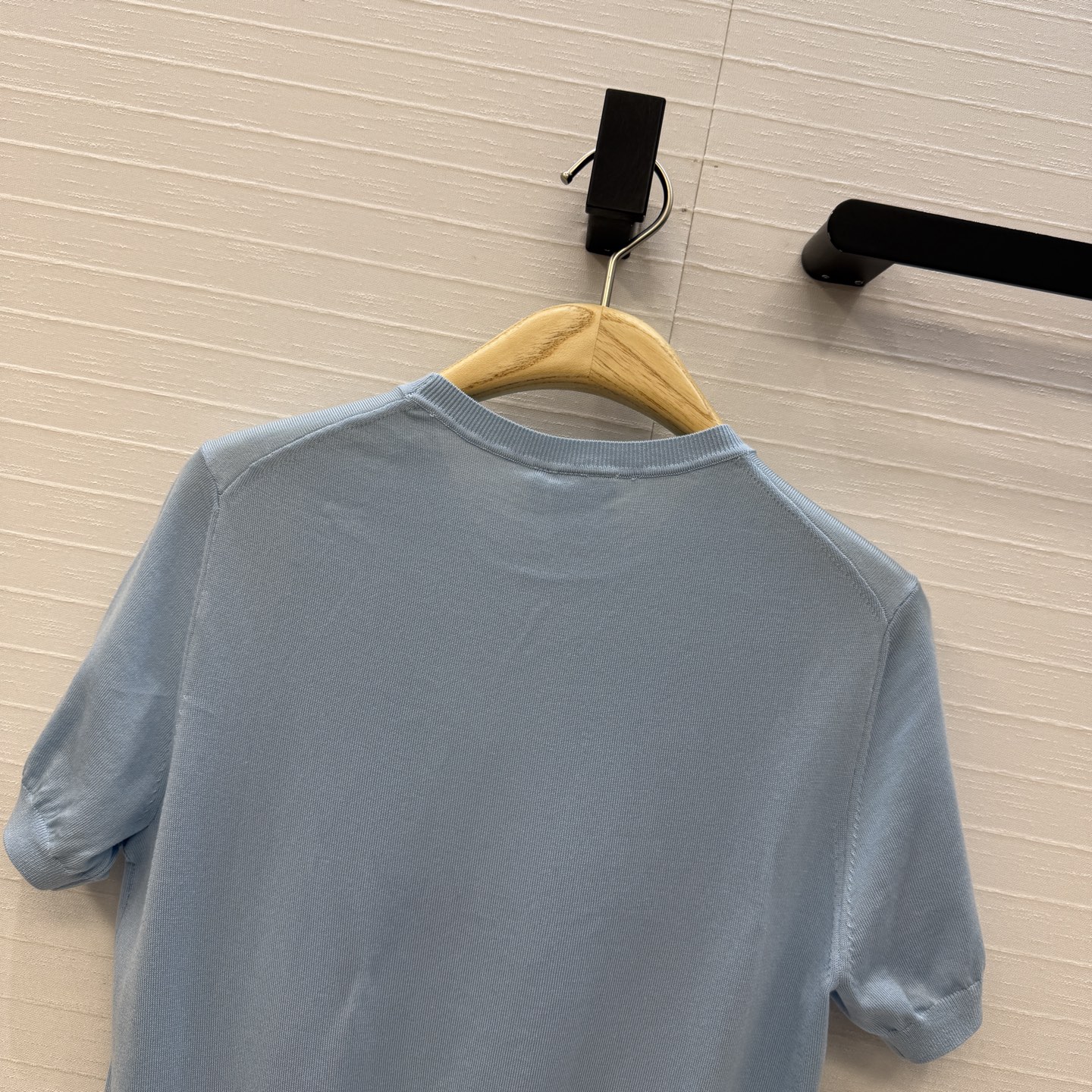 强烈推荐💋Miss D26s早春新品，花园世界系列气质缕空绣花针织短袖上衣，定位法式立体刺绣工艺。打造低