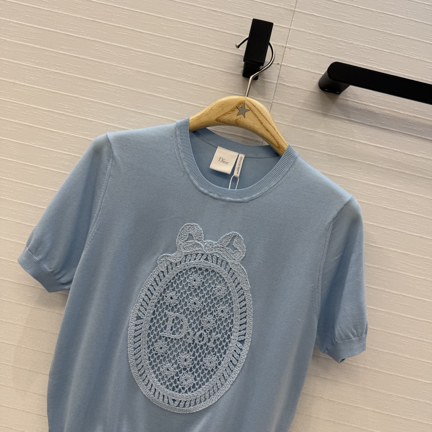 强烈推荐💋Miss D26s早春新品，花园世界系列气质缕空绣花针织短袖上衣，定位法式立体刺绣工艺。打造低