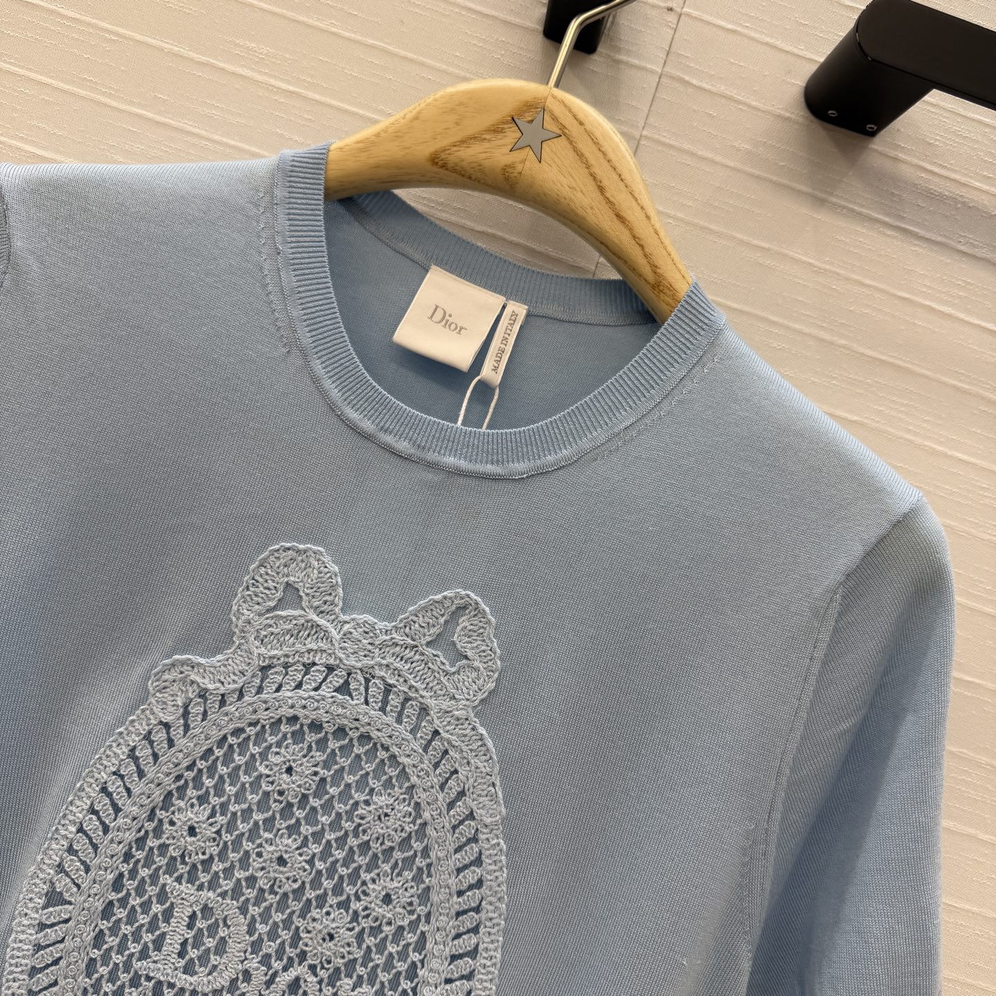 强烈推荐💋Miss D26s早春新品，花园世界系列气质缕空绣花针织短袖上衣，定位法式立体刺绣工艺。打造低