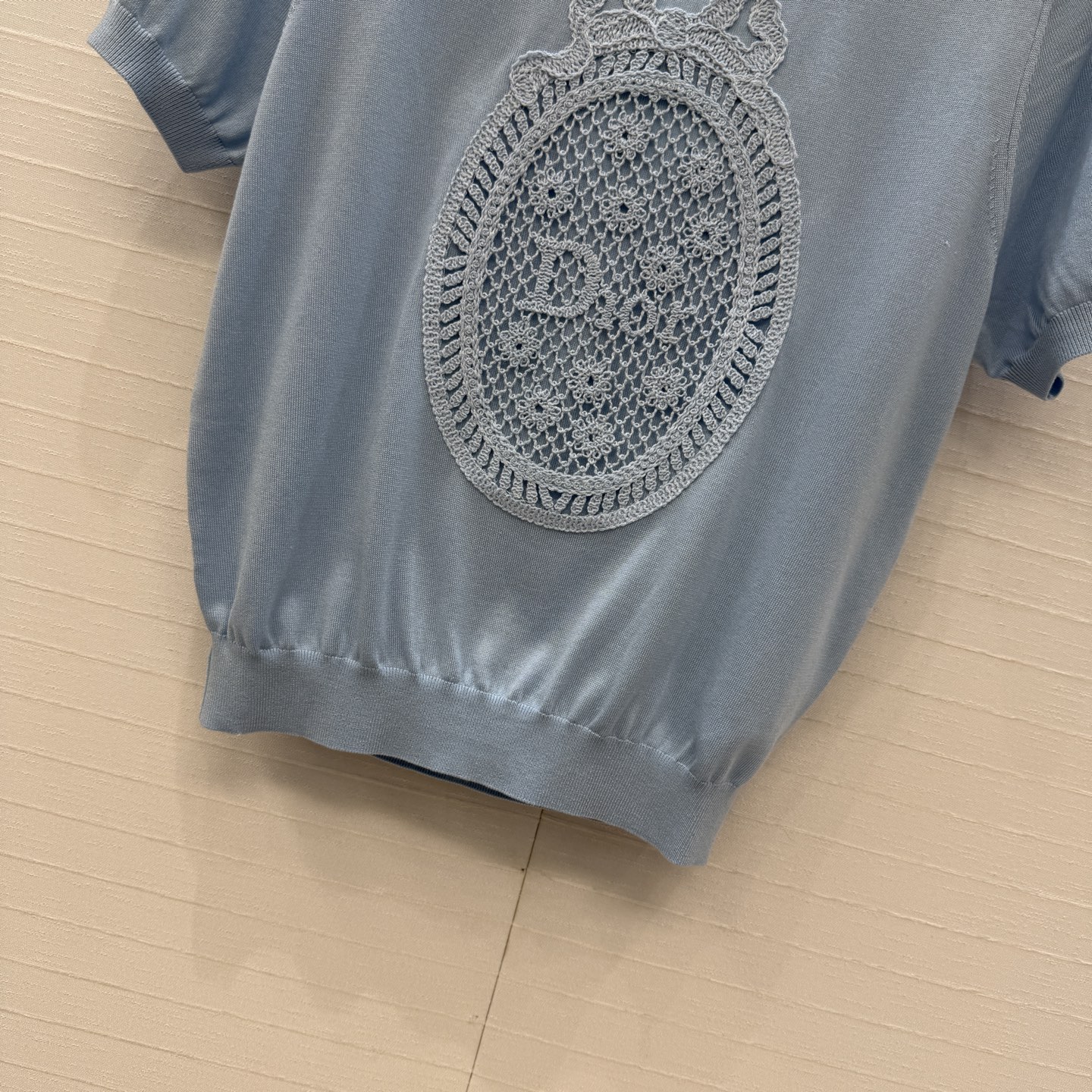 强烈推荐💋Miss D26s早春新品，花园世界系列气质缕空绣花针织短袖上衣，定位法式立体刺绣工艺。打造低