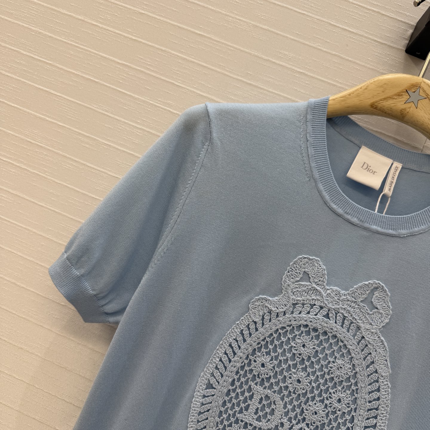 强烈推荐💋Miss D26s早春新品，花园世界系列气质缕空绣花针织短袖上衣，定位法式立体刺绣工艺。打造低