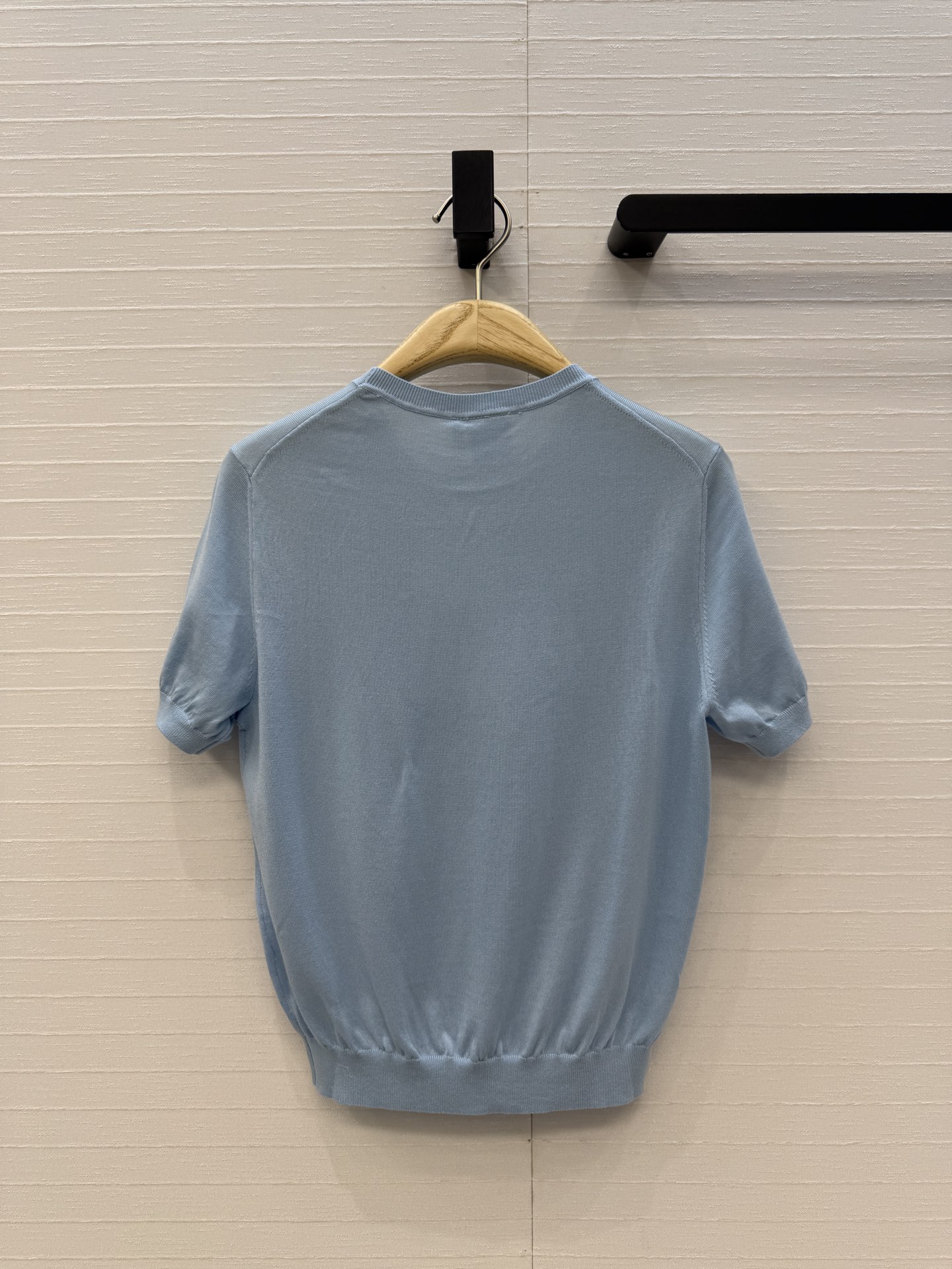 强烈推荐💋Miss D26s早春新品，花园世界系列气质缕空绣花针织短袖上衣，定位法式立体刺绣工艺。打造低