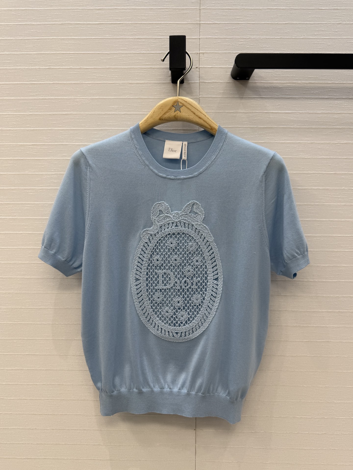 强烈推荐💋Miss D26s早春新品，花园世界系列气质缕空绣花针织短袖上衣，定位法式立体刺绣工艺。打造低