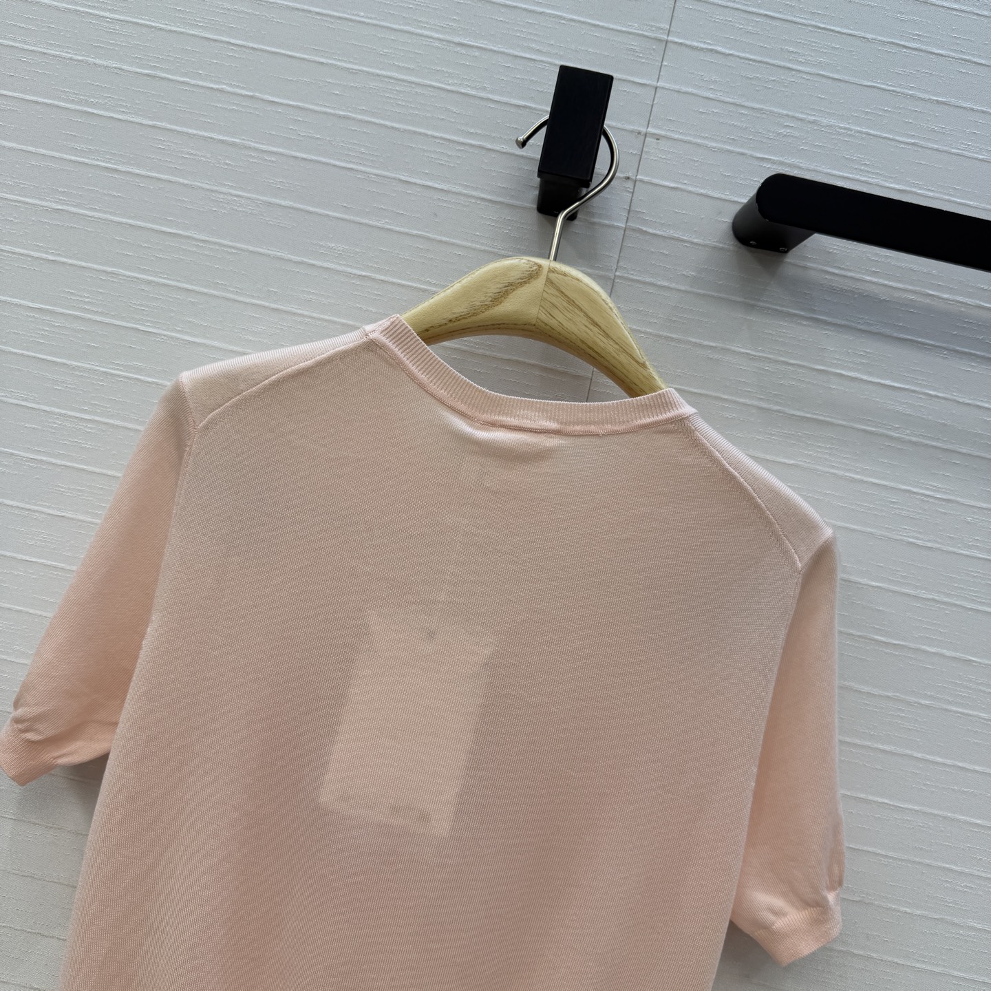 强烈推荐💋Miss D26s早春新品，花园世界系列气质缕空绣花针织短袖上衣，定位法式立体刺绣工艺。打造低