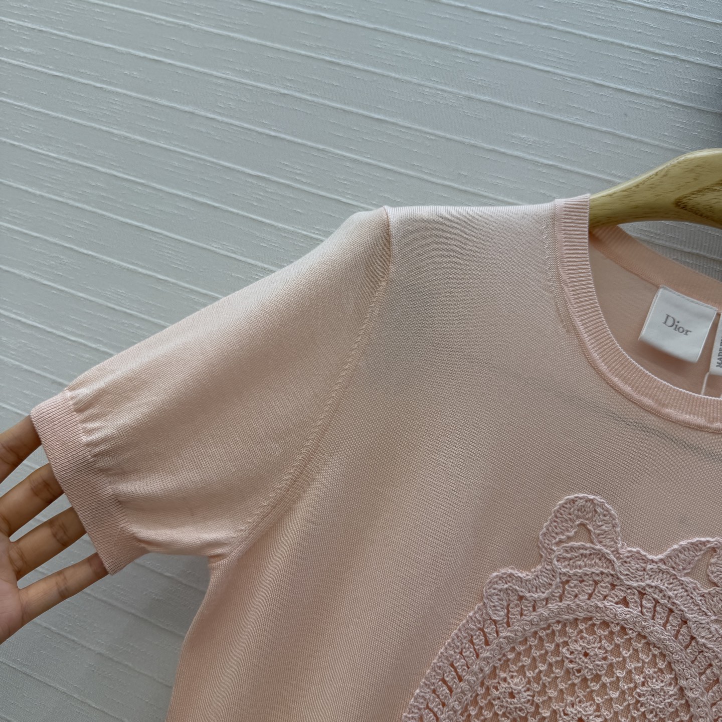 强烈推荐💋Miss D26s早春新品，花园世界系列气质缕空绣花针织短袖上衣，定位法式立体刺绣工艺。打造低