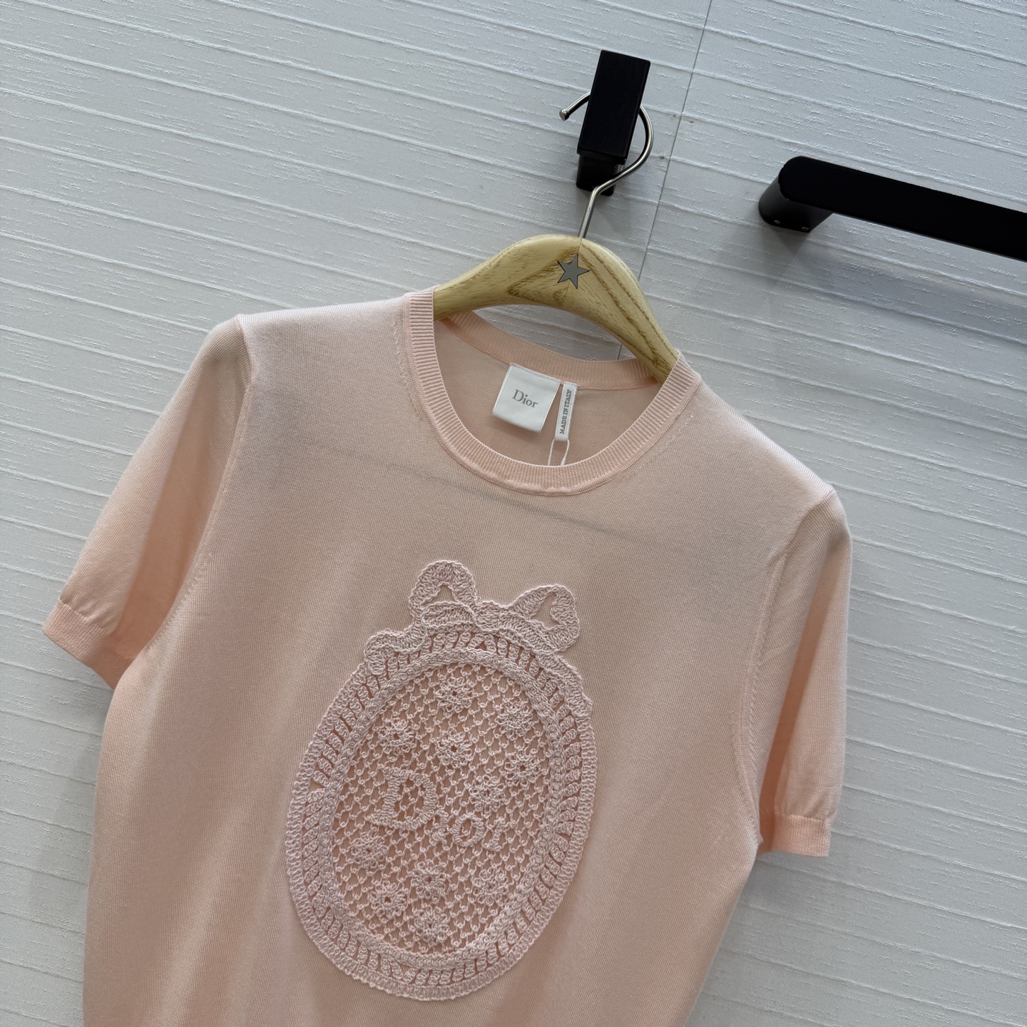 强烈推荐💋Miss D26s早春新品，花园世界系列气质缕空绣花针织短袖上衣，定位法式立体刺绣工艺。打造低