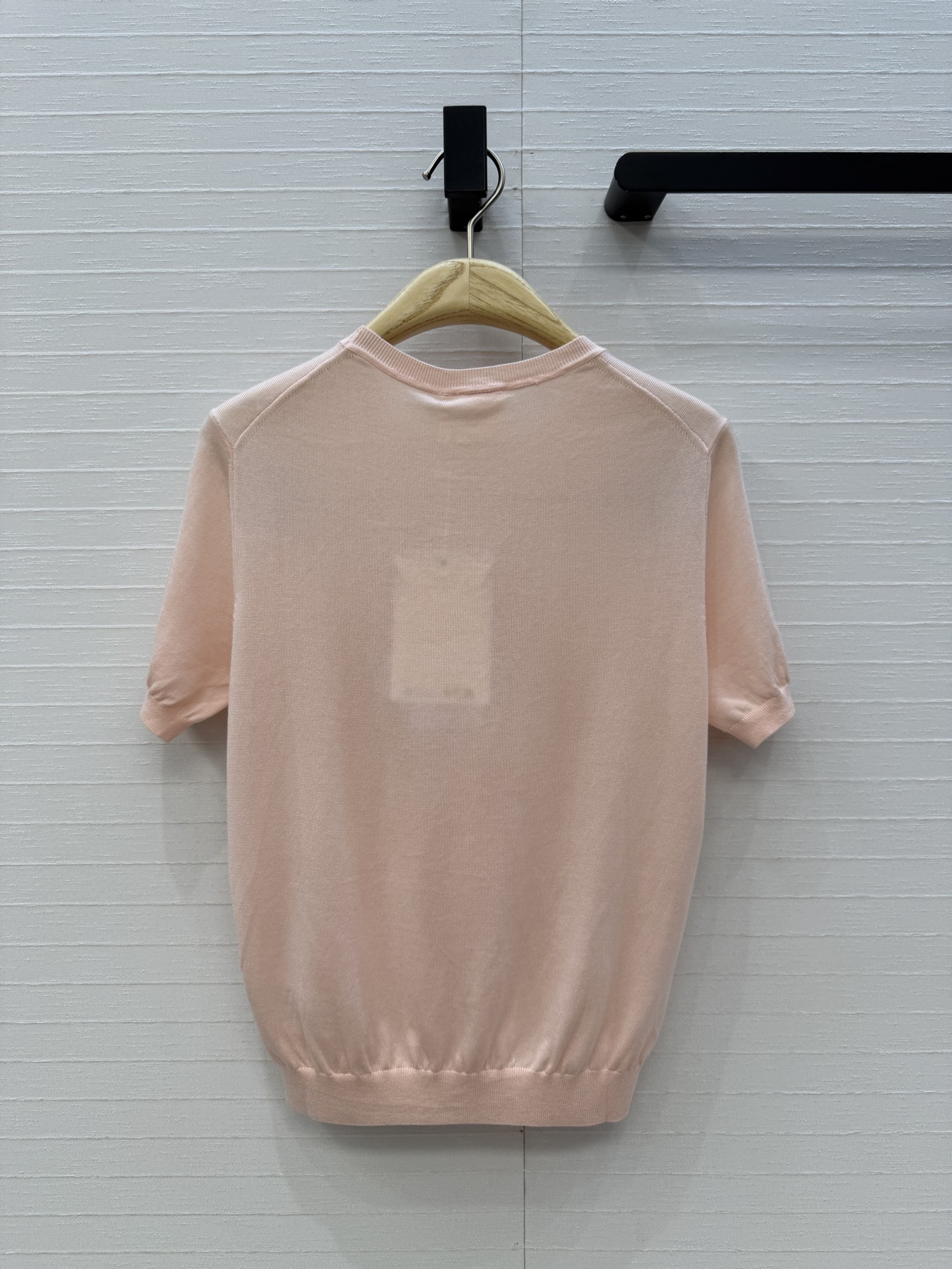 强烈推荐💋Miss D26s早春新品，花园世界系列气质缕空绣花针织短袖上衣，定位法式立体刺绣工艺。打造低