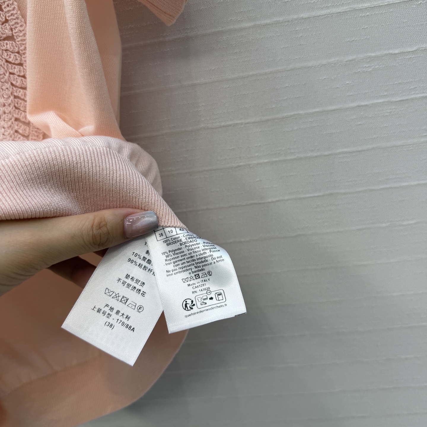 强烈推荐💋Miss D26s早春新品，花园世界系列气质缕空绣花针织短袖上衣，定位法式立体刺绣工艺。打造低