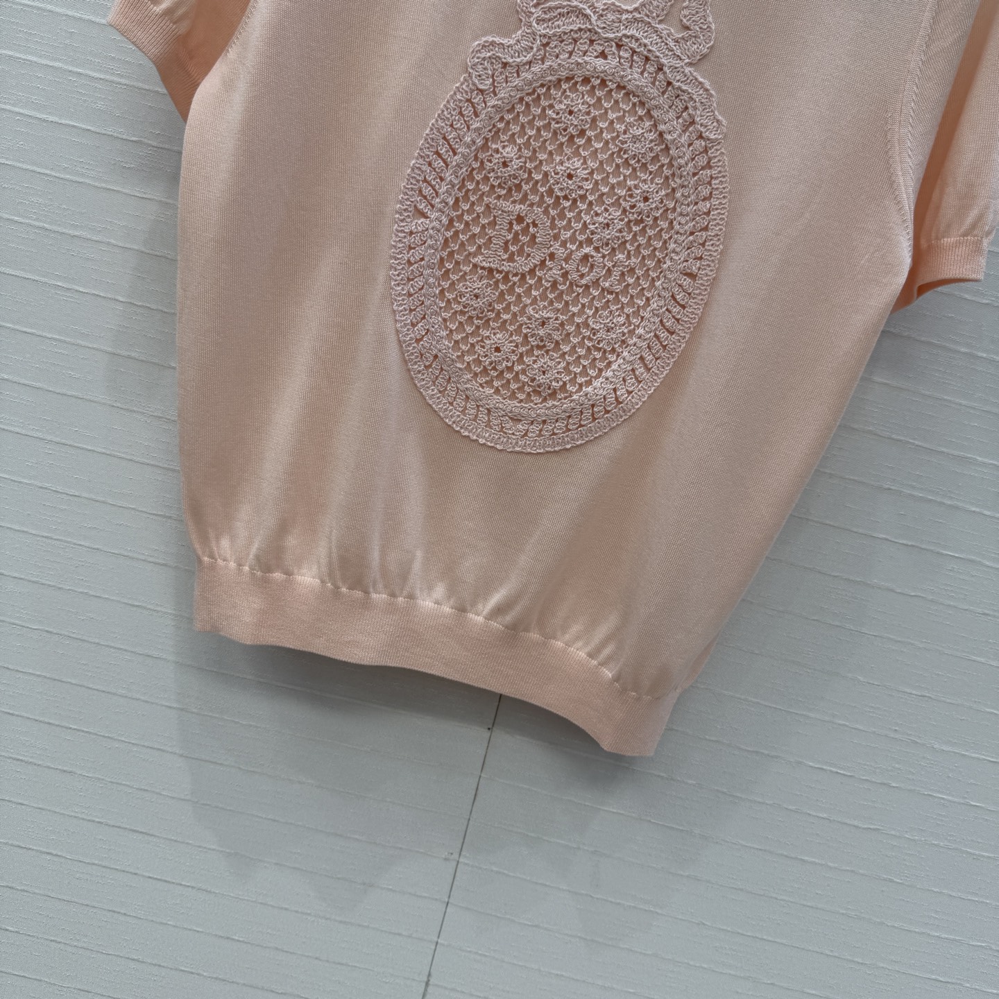 强烈推荐💋Miss D26s早春新品，花园世界系列气质缕空绣花针织短袖上衣，定位法式立体刺绣工艺。打造低